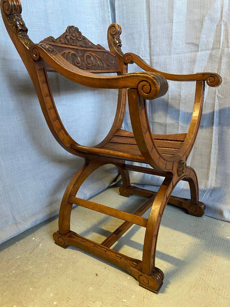 Siège, fauteuil Dagobert curule en noyer sculpté style Renaissance