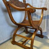 Siège, fauteuil Dagobert curule en noyer sculpté style Renaissance