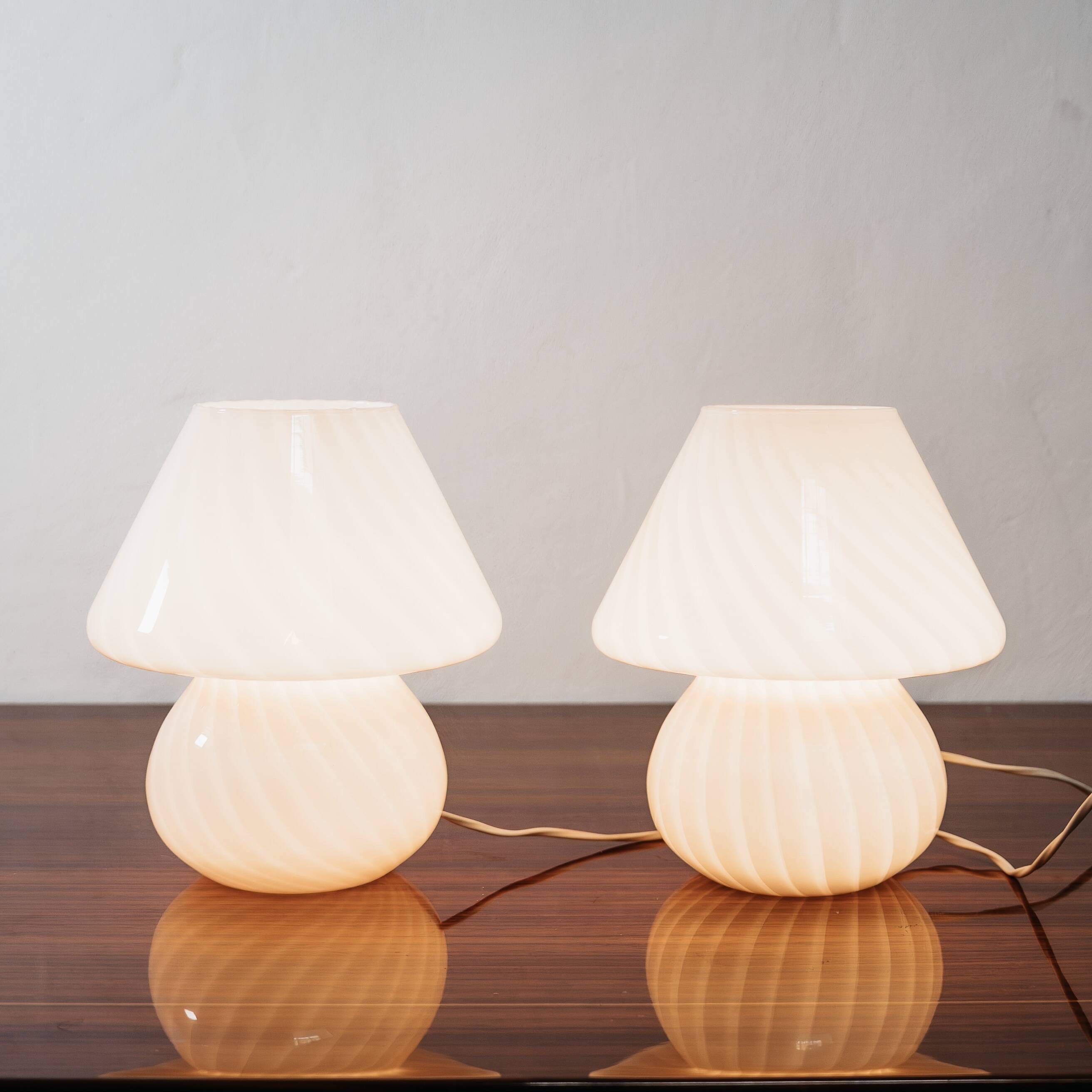 Coppia de lampes de table Murano champignon rose design des années 1970
