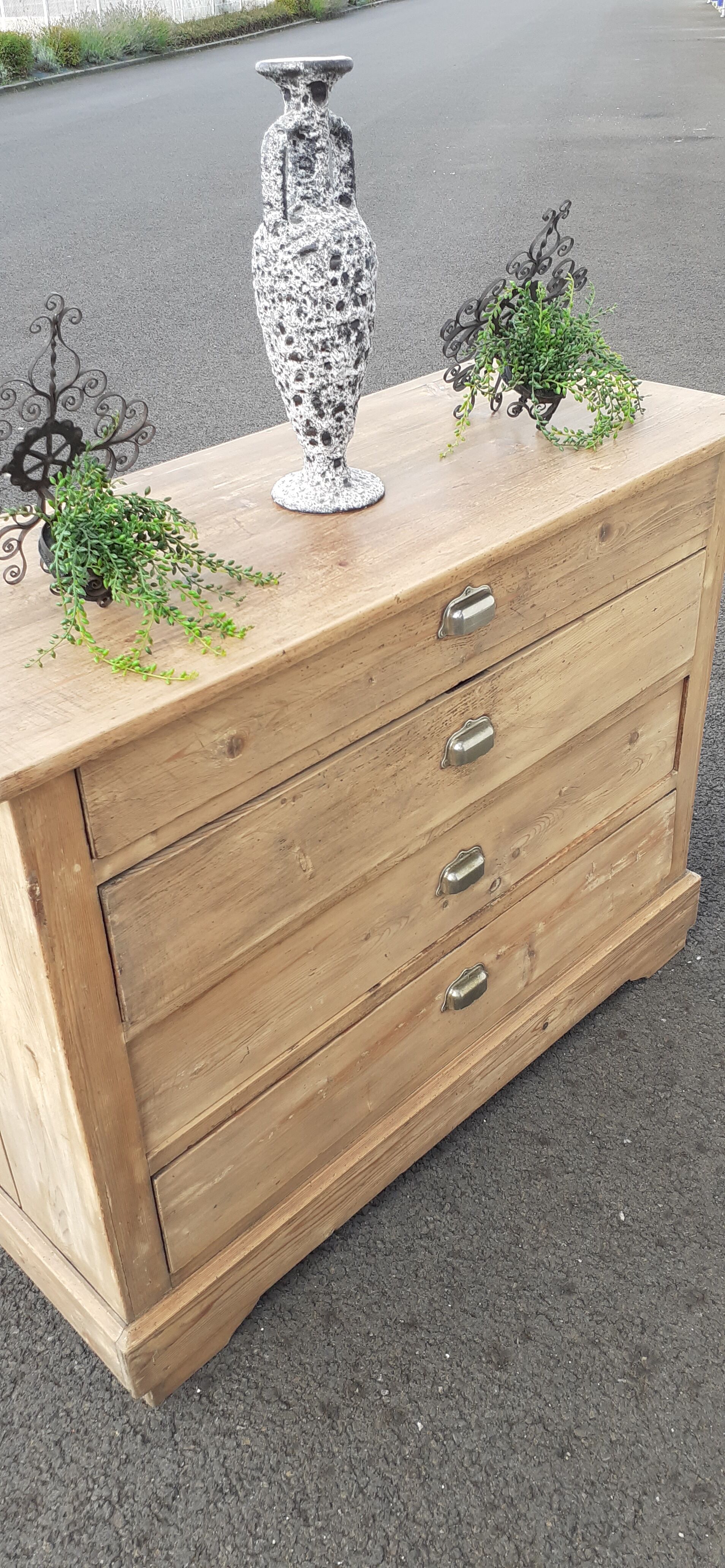 Ancient chest of drawers