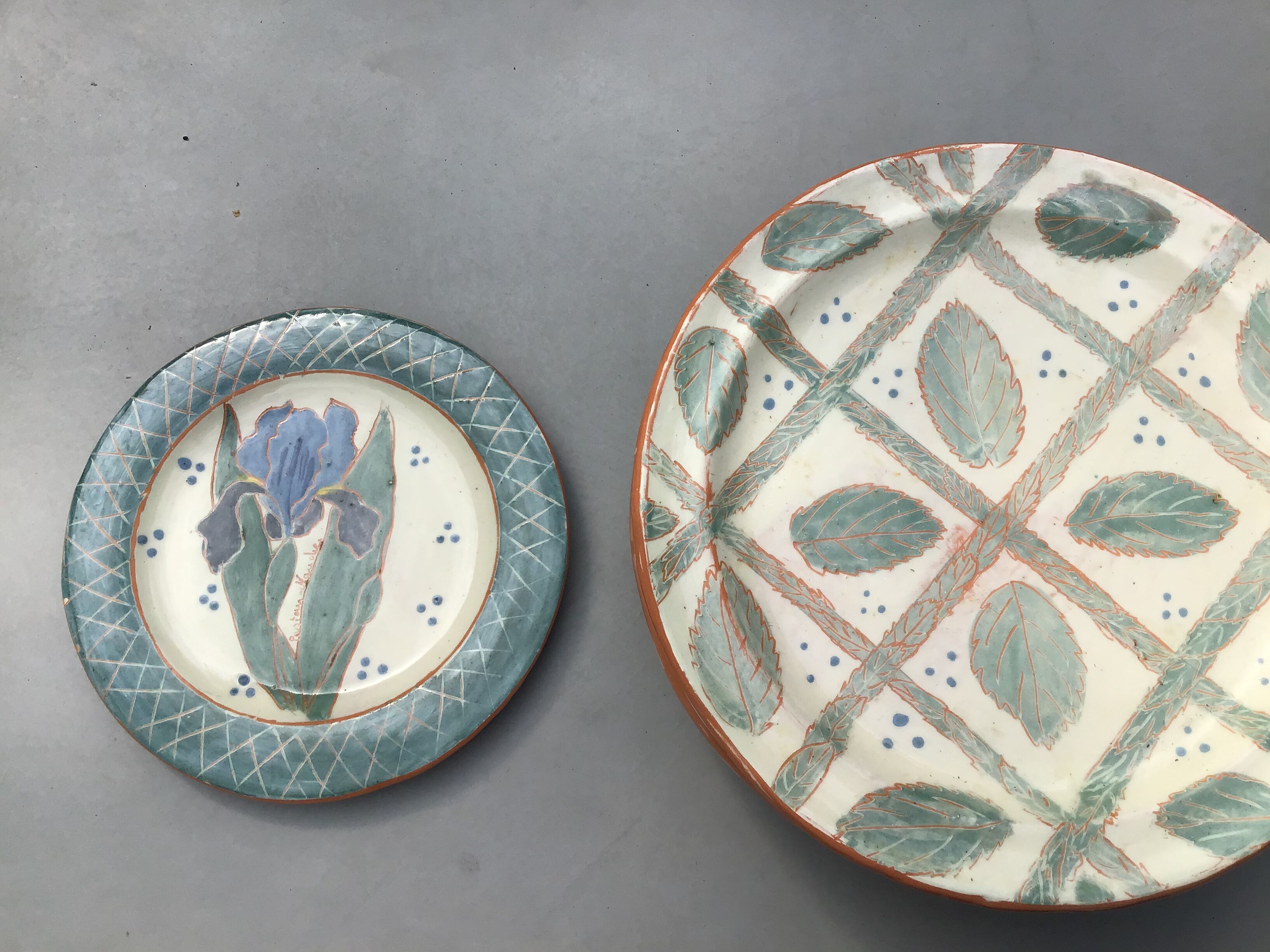 Set of 5 artisanal plates in enamelled earth plus a dessert plate. Unique pieces .