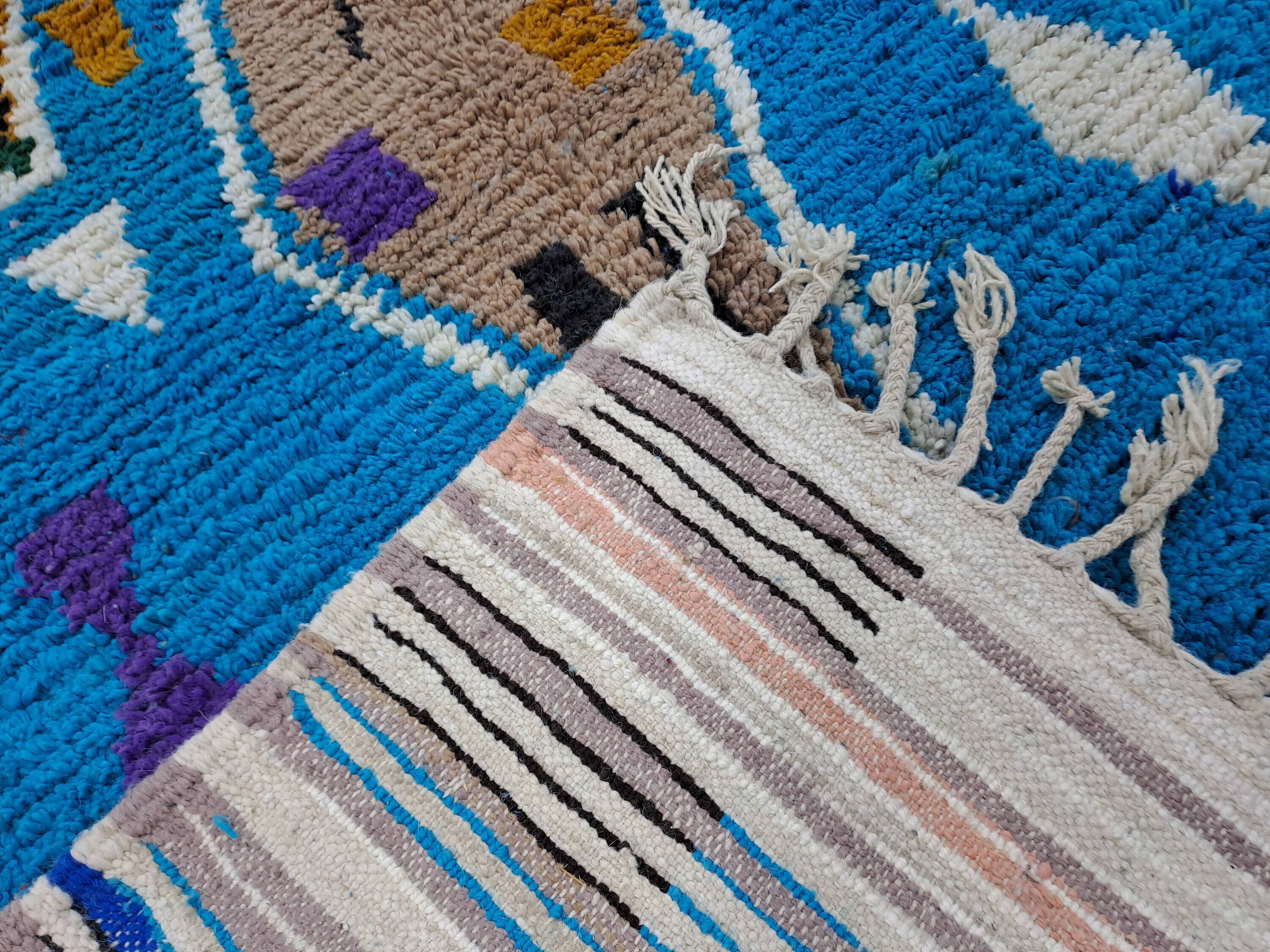 Large Moroccan rug made of natural wool, dimensions 250x150 cm, handmade.