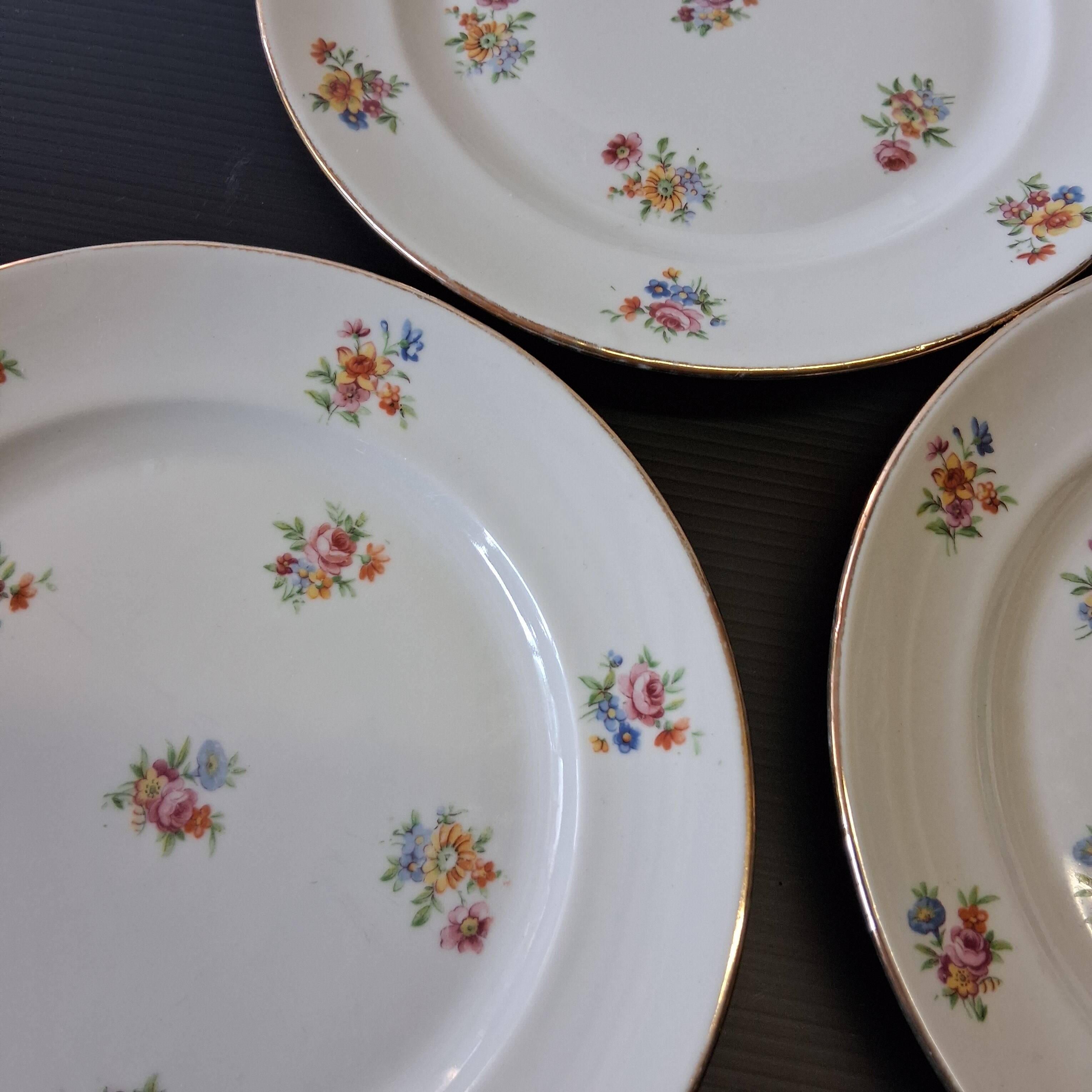 6 dessert plates in French porcelain in good condition.