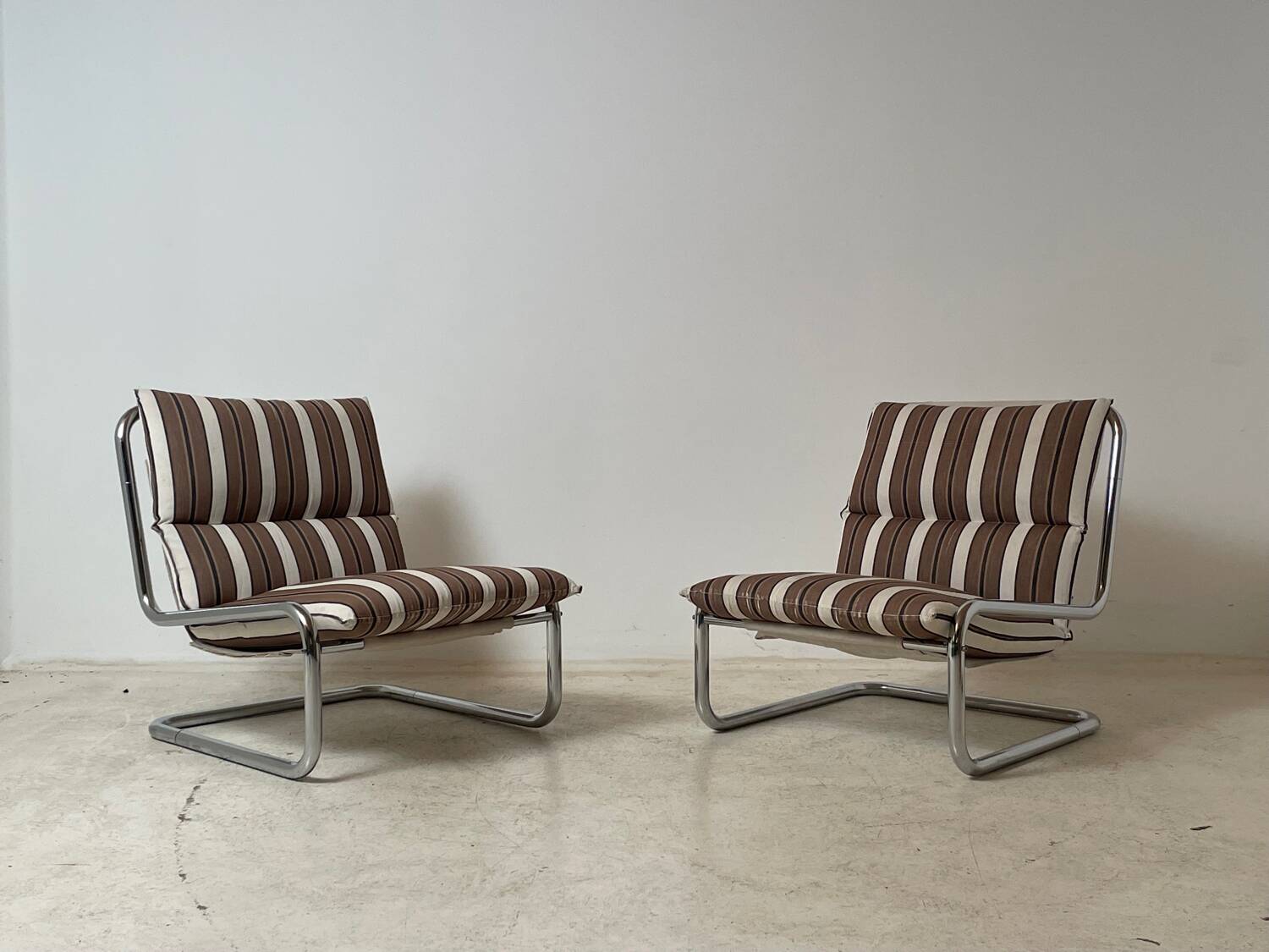 Paire de chauffeuses cantilever 1970