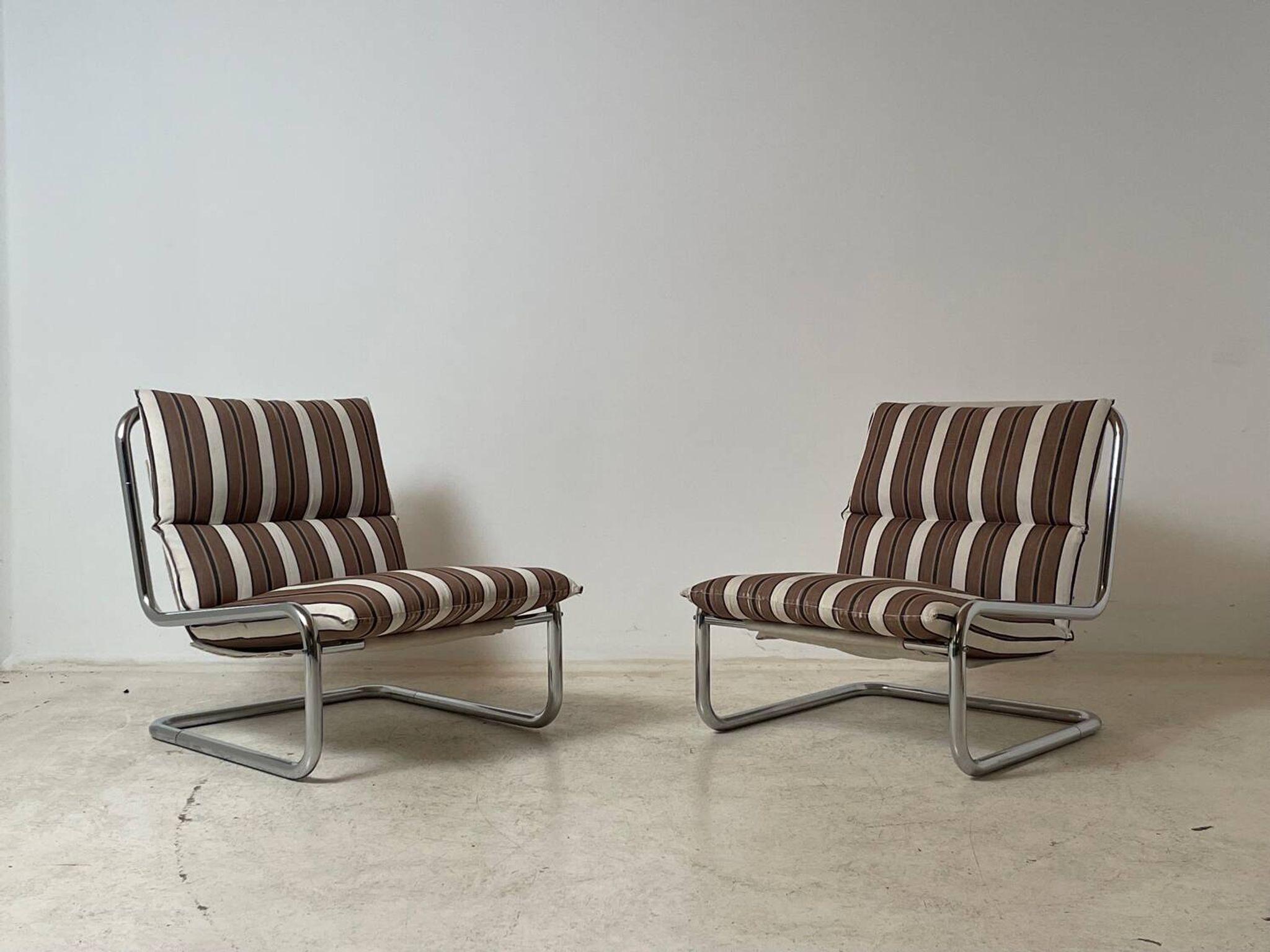 Paire de chauffeuses cantilever 1970