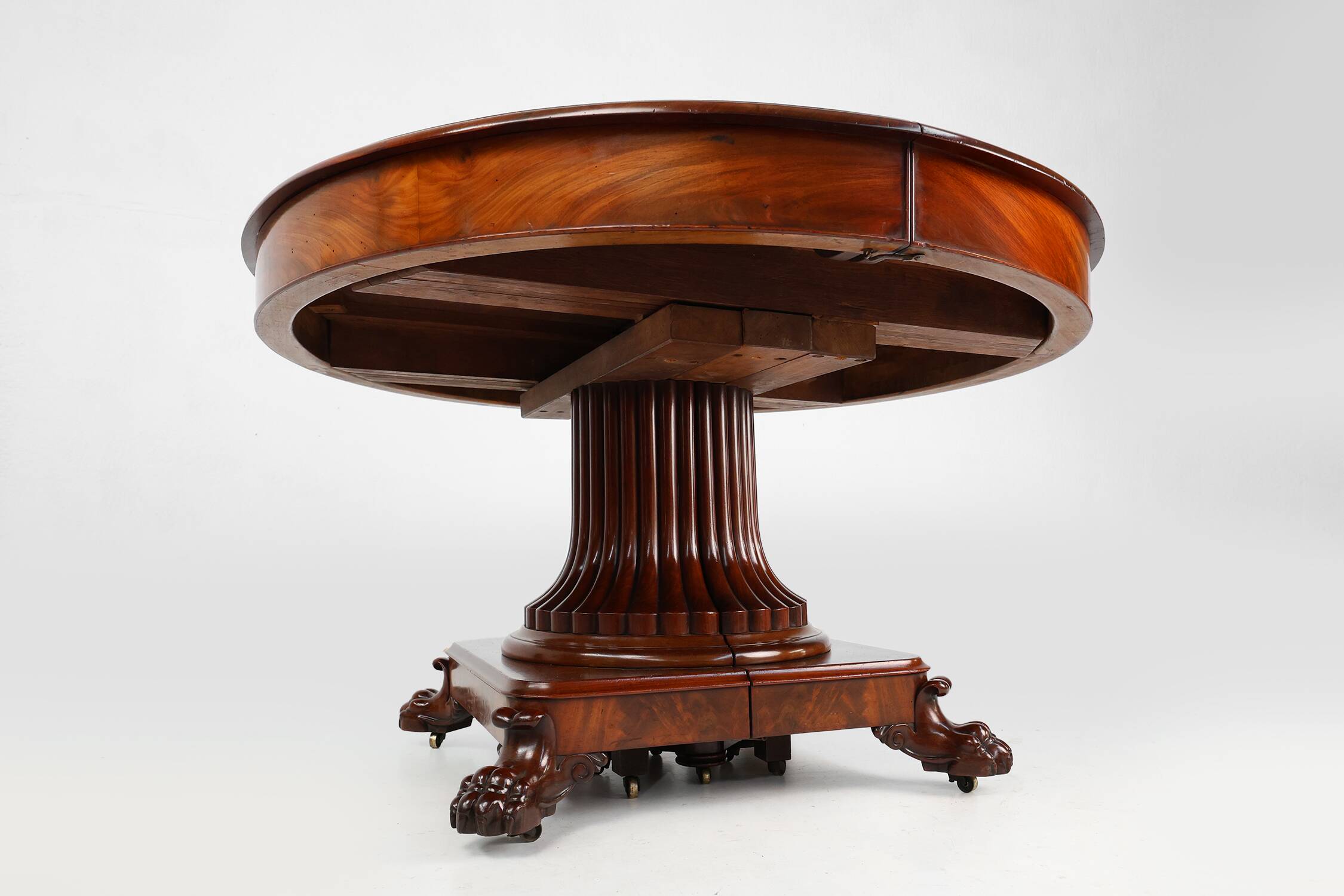 Extendable Antique English Dining Table in Victorian style, ca. 1830