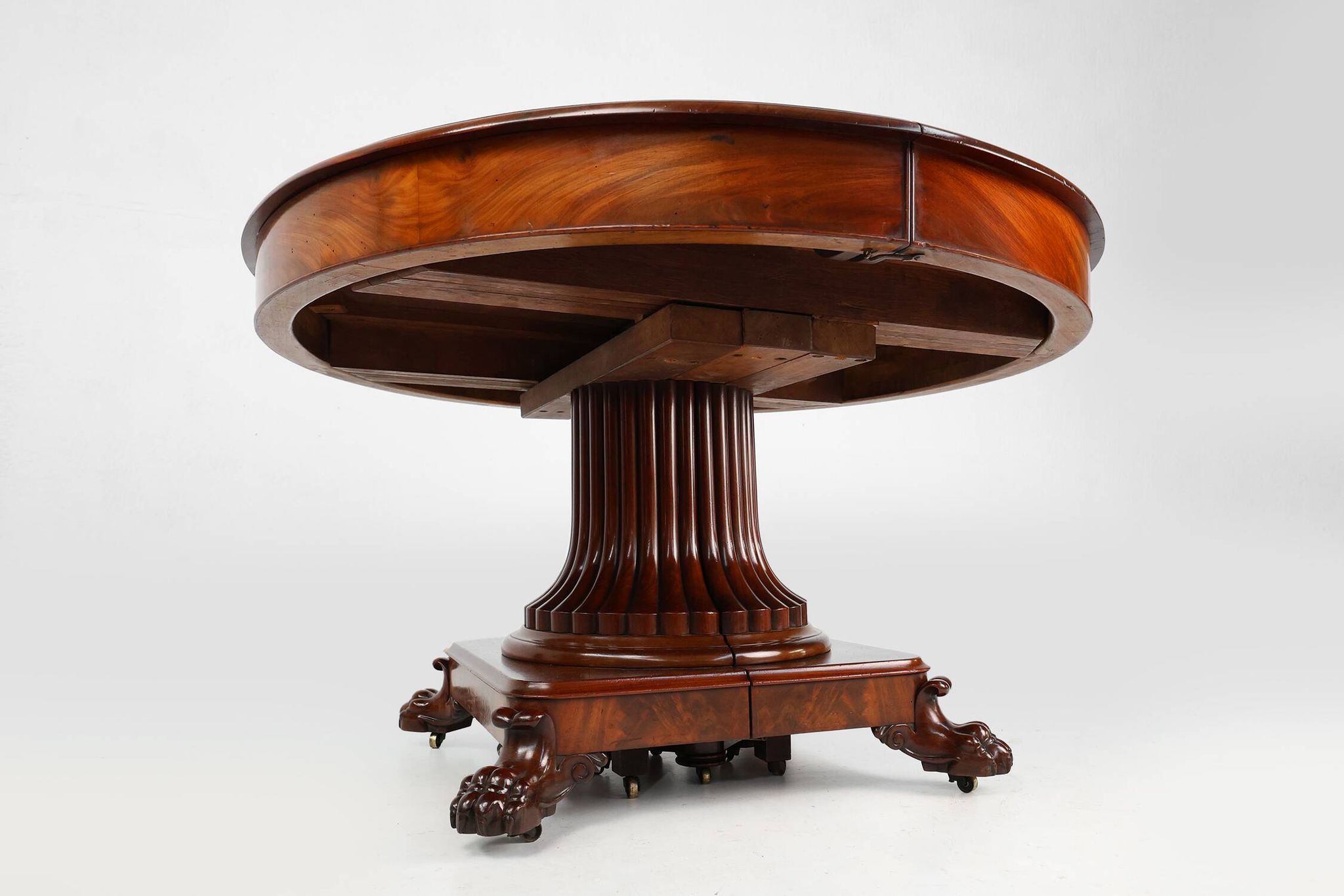 Extendable Antique English Dining Table in Victorian style, ca. 1830
