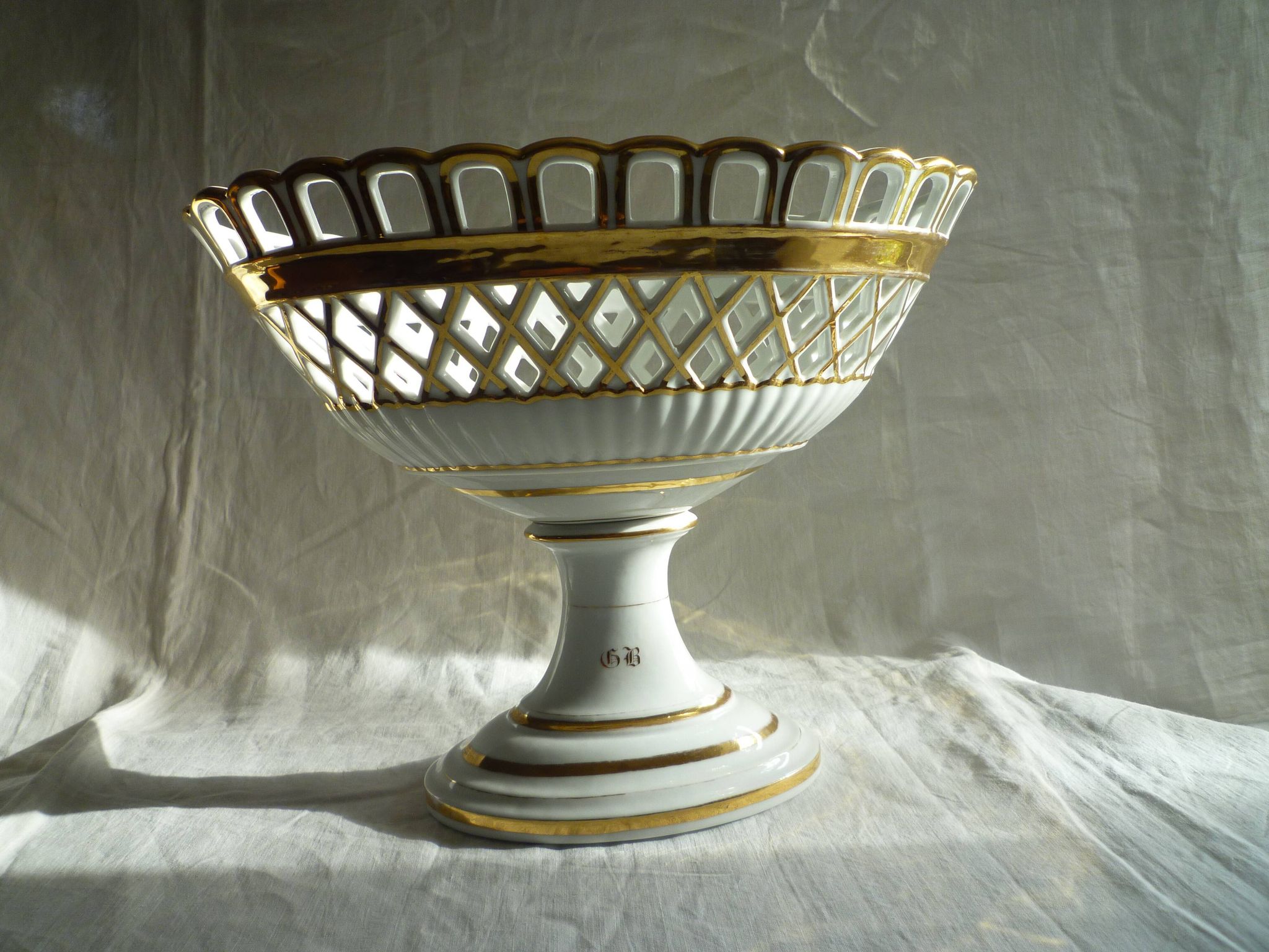Large porcelain basket from the Napoleon III era