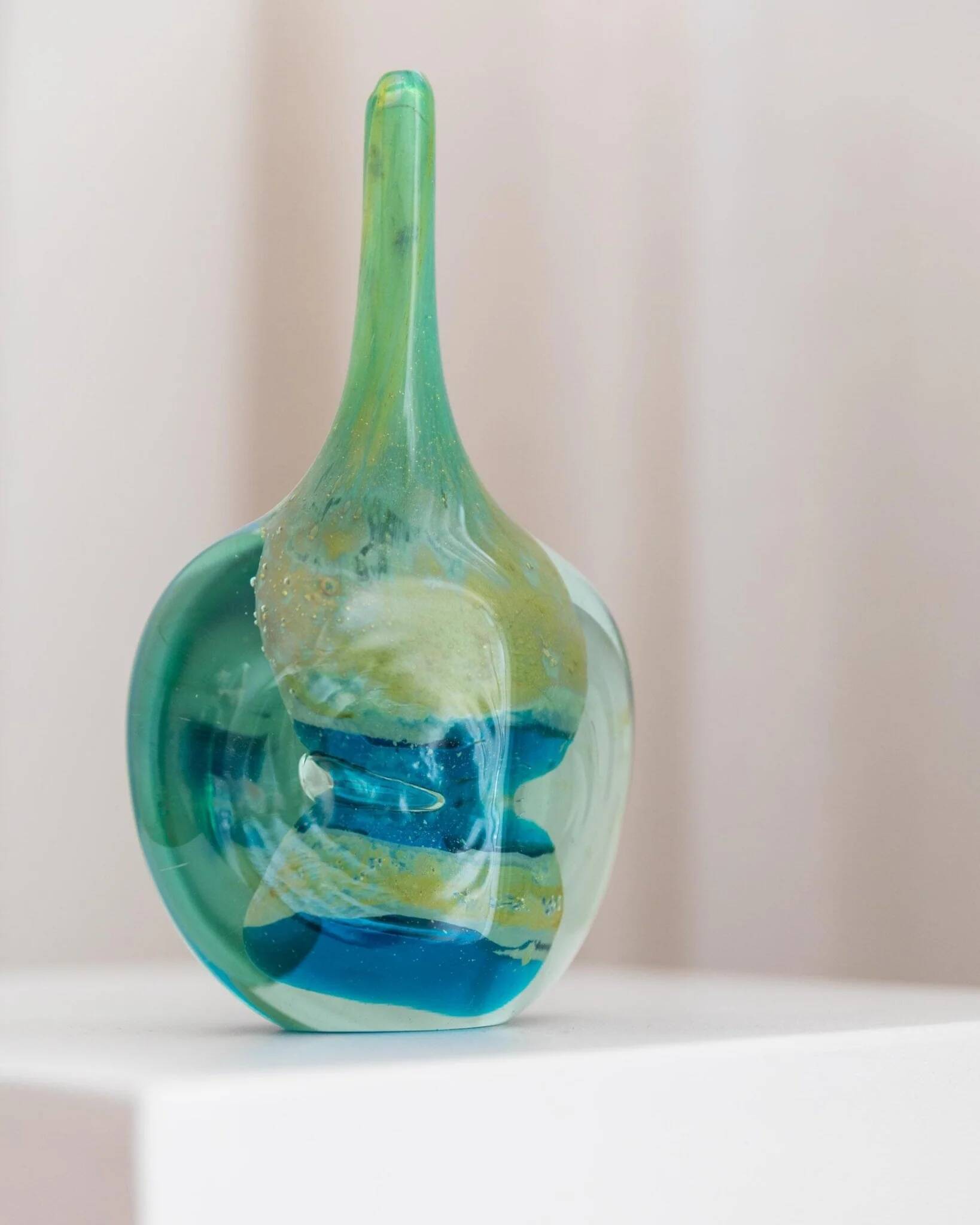 Vase lollipop vintage mdina en verre de murano soufflé à la main bleu-vert par michael harris, décor de table des années 1970.