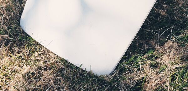 Table ronde et sièges vintage de salle à manger formica et simili cuir