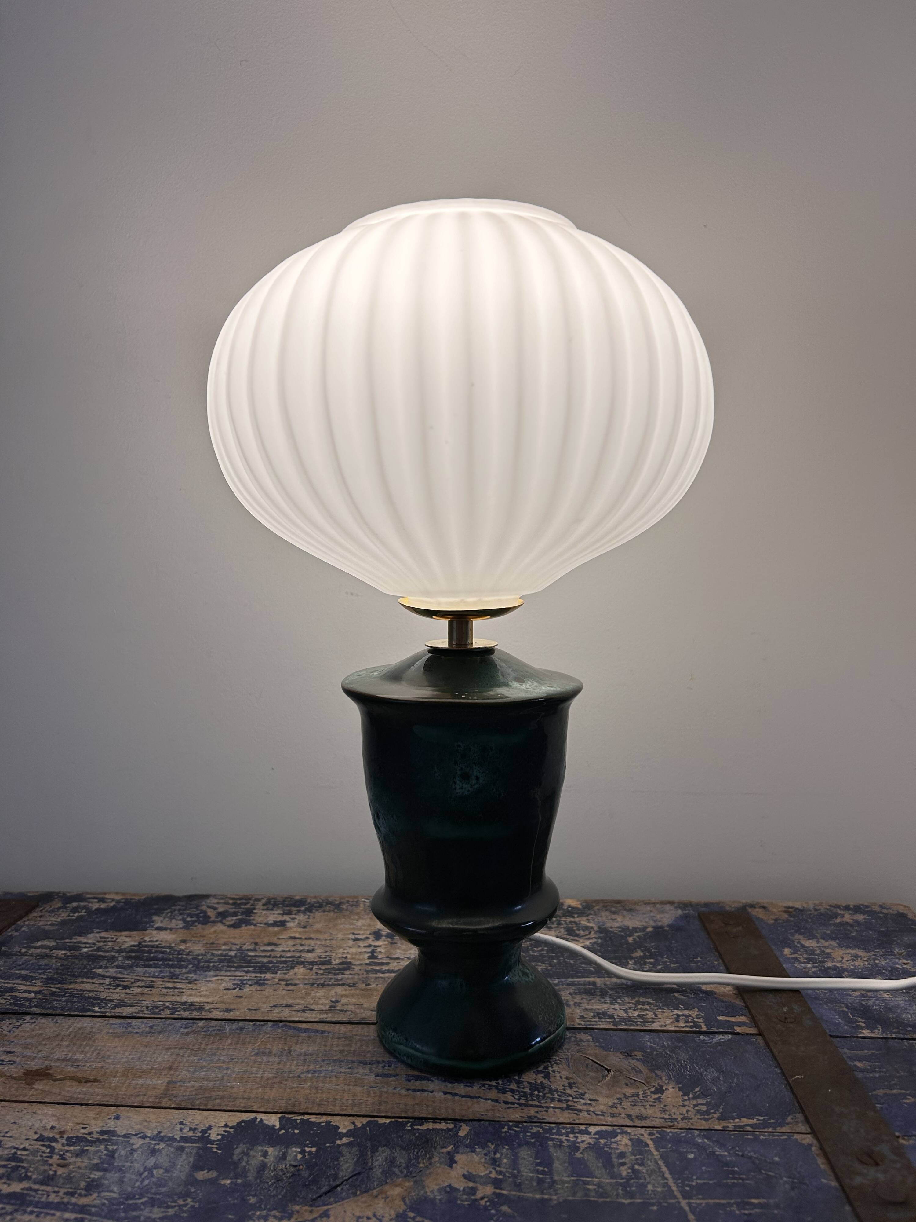 Geometric table lamp with pleated opaline shade