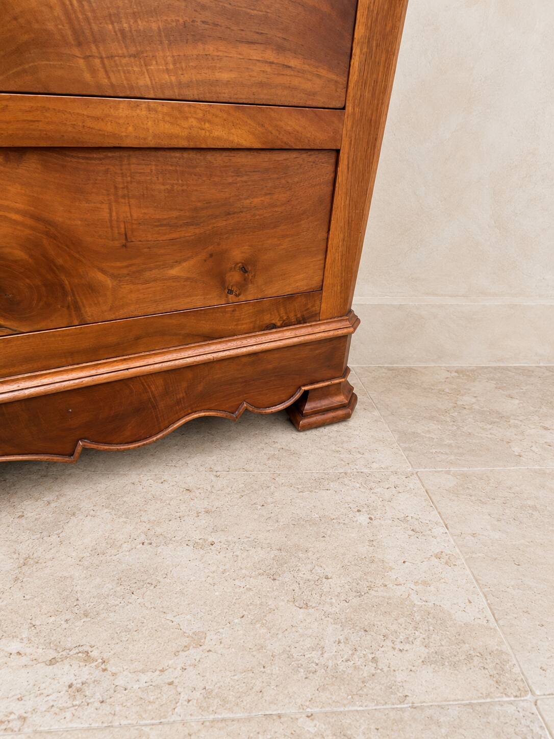 French Louis-Philippe style commode in walnut burl.