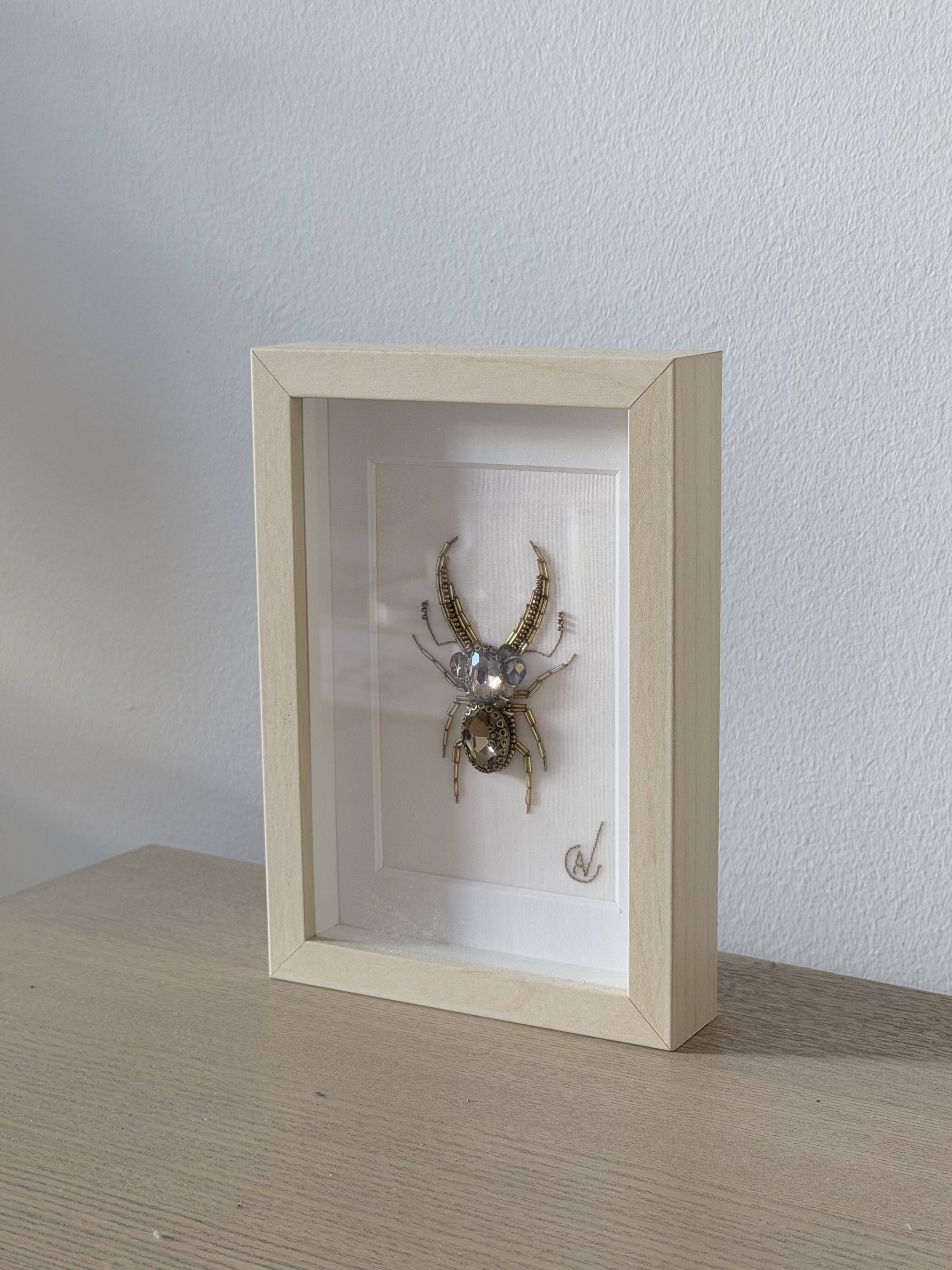 Tableau insecte brodé à la main (pièce unique)