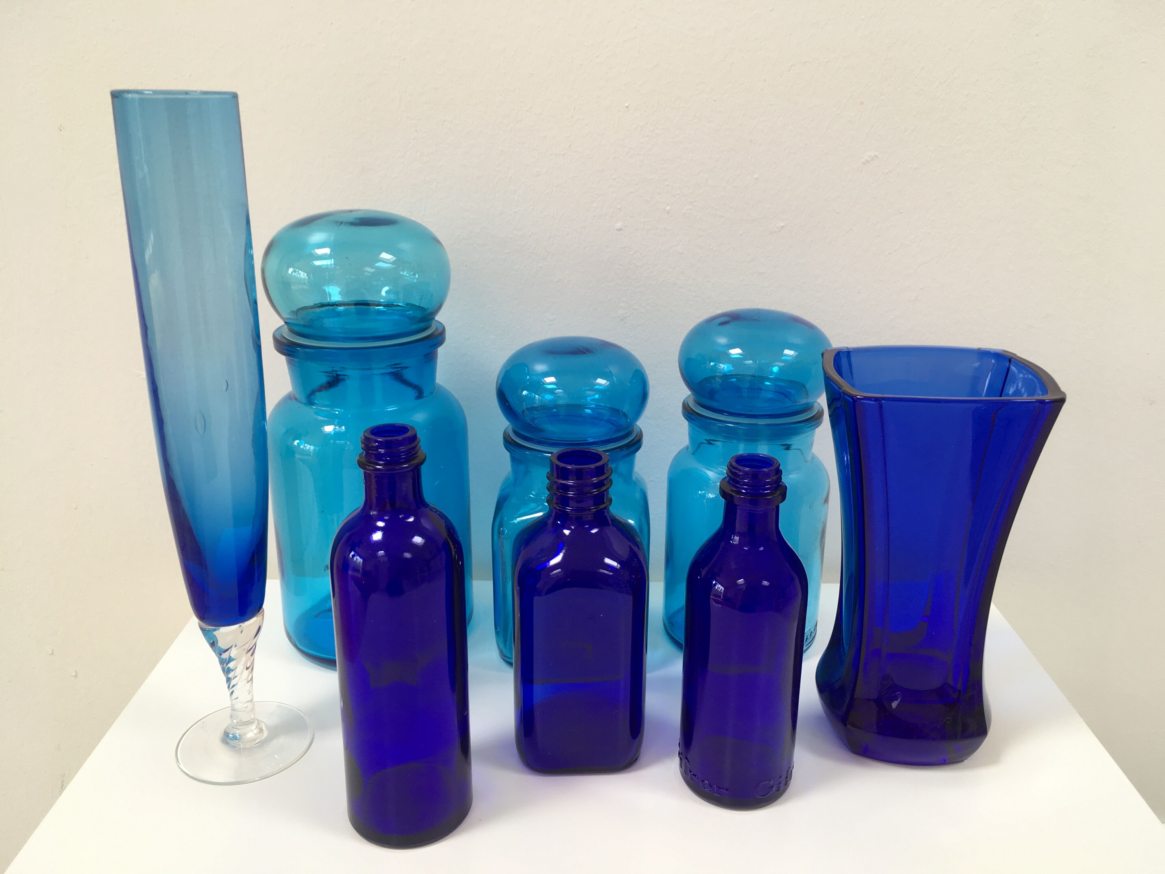 Trio de bouteilles bleues de pharmacie