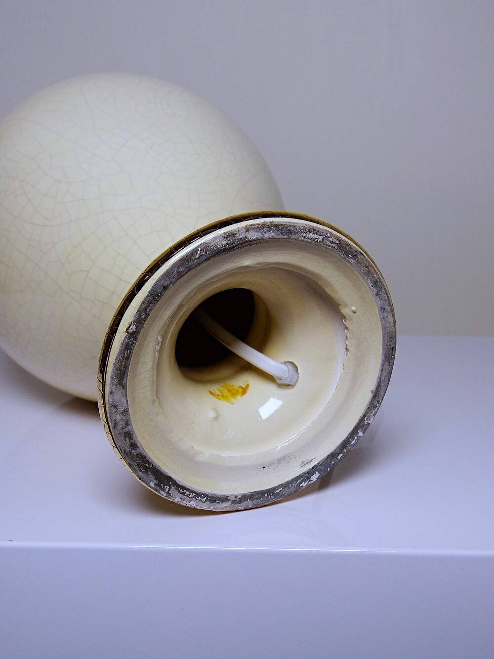 Ivory crackled earthenware lamp, in the style of vintage Le Dauphin.