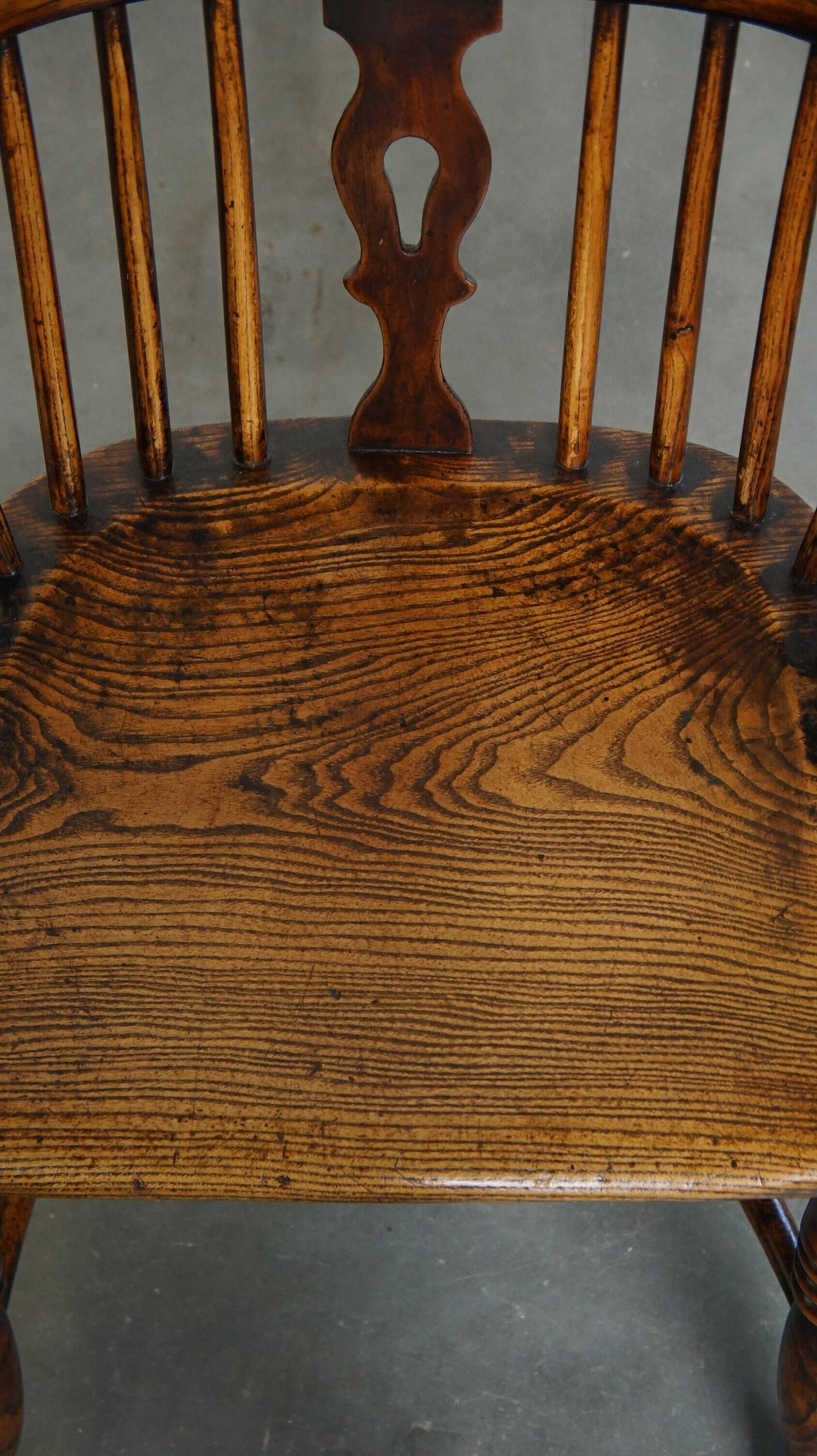 Set of 2 beautiful antique 18th-century English lowback Windsor dining chairs