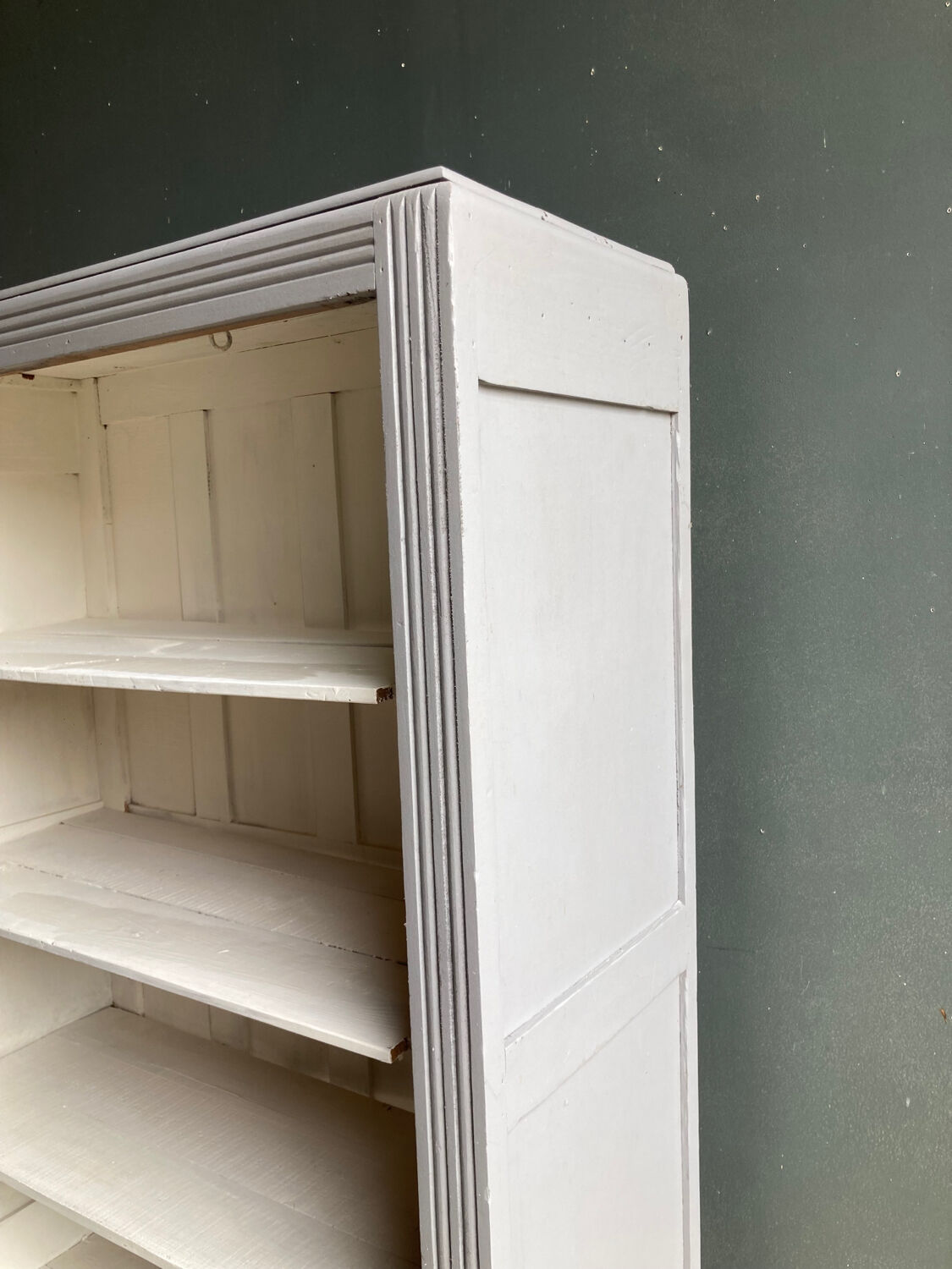 Armoire parisienne étagères