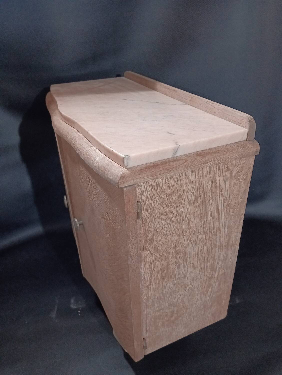 Small vintage piece of furniture in oak and oak veneer, completely stripped