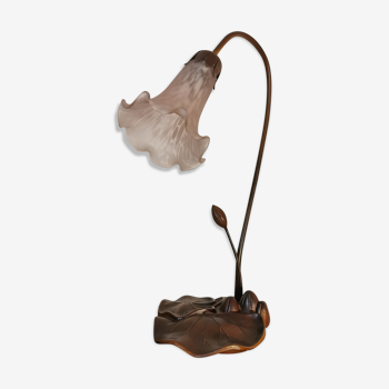 Lampe nénuphar en laiton et pâte de verre, style art nouveau.