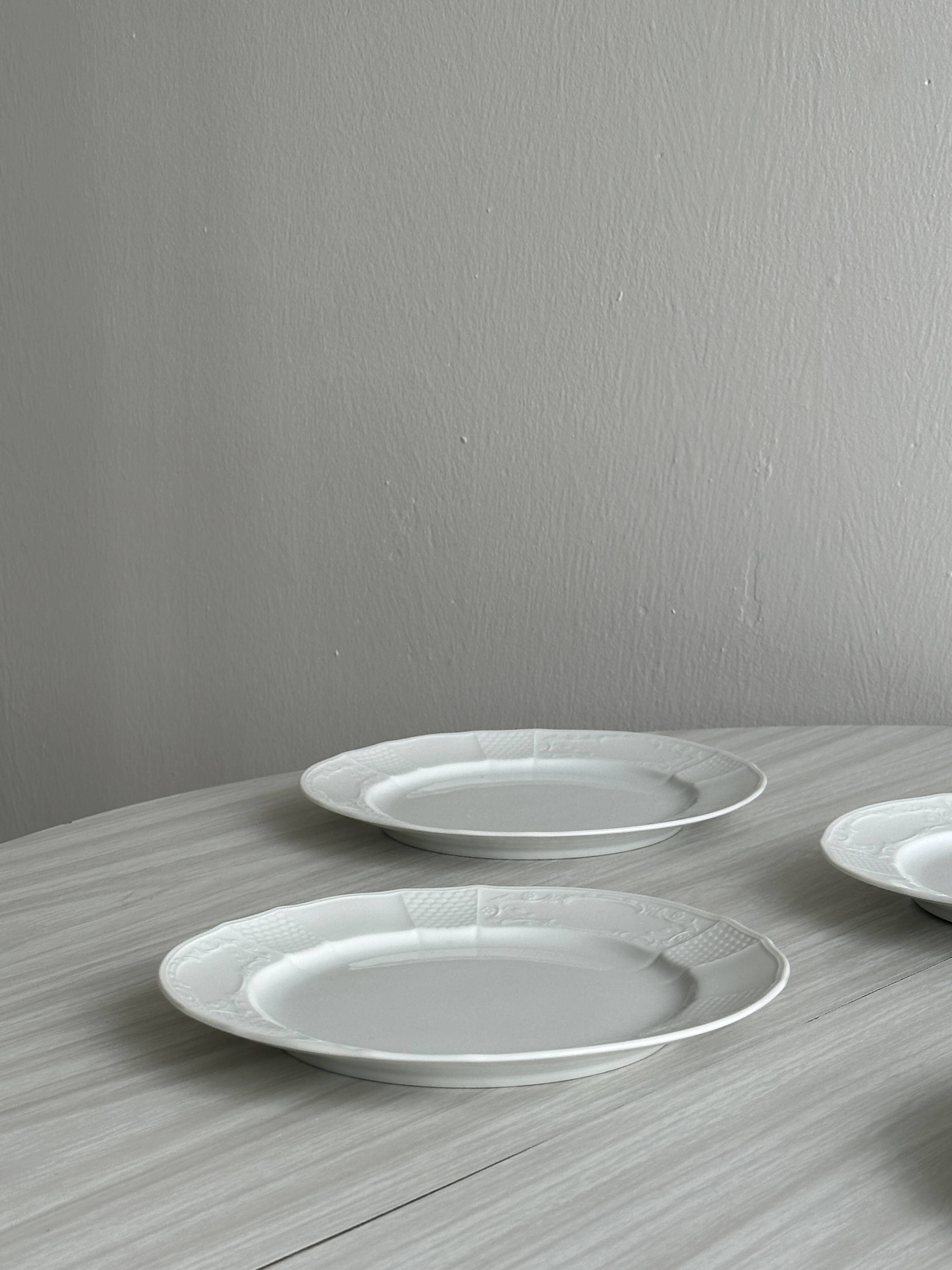 6 assiettes plates en porcelaine blanche
