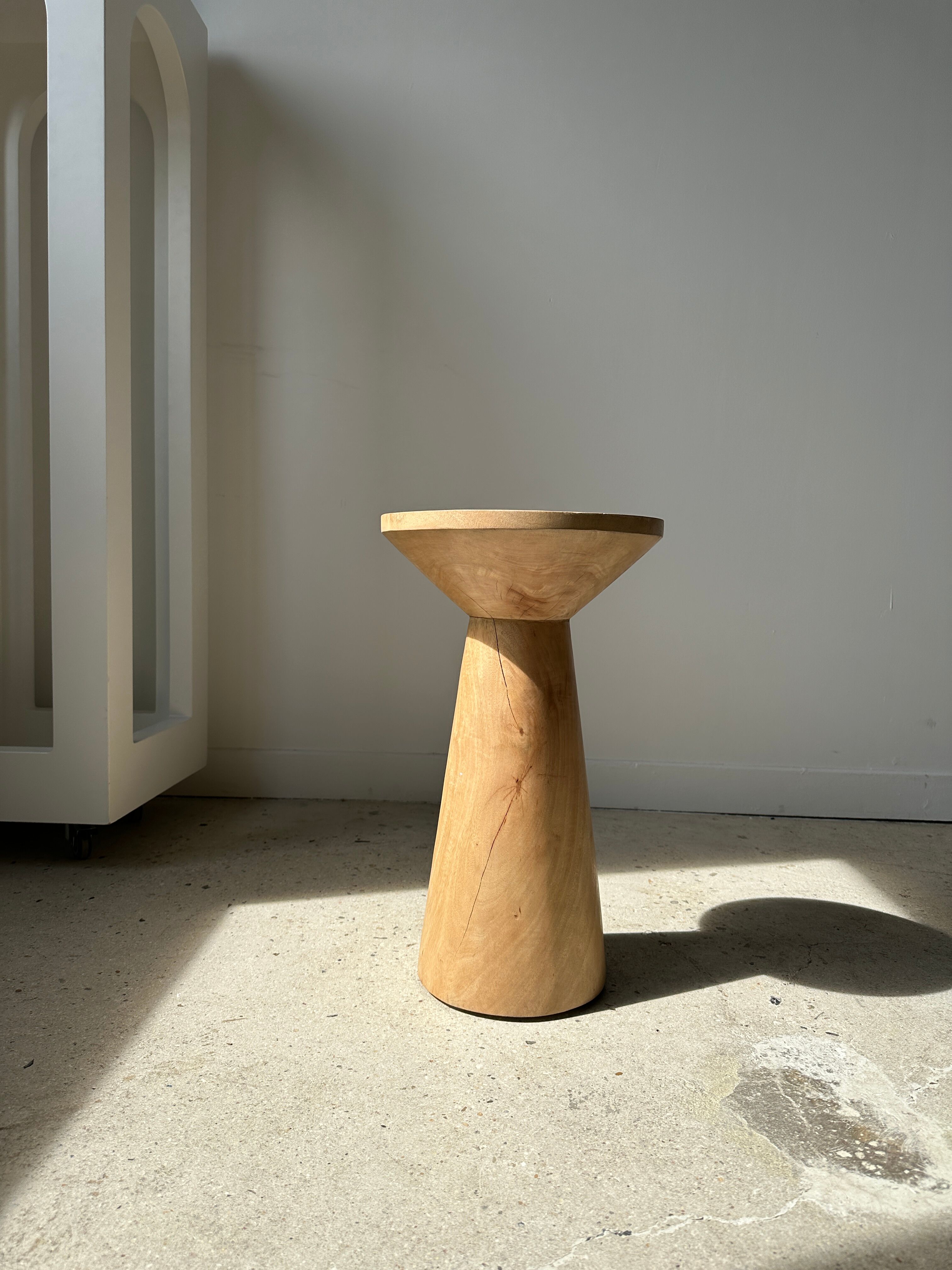 Side table, end of sofa in natural mango monoxyl conical tray H:50cm