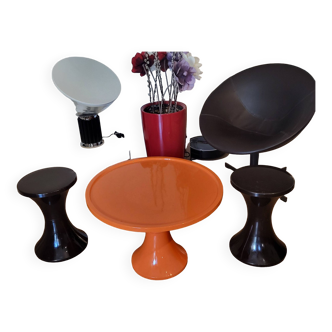 Table orange et tabourets Tam Tam marron  par  Stamp Nurieux design de Henry Massonnet (lot de 3)