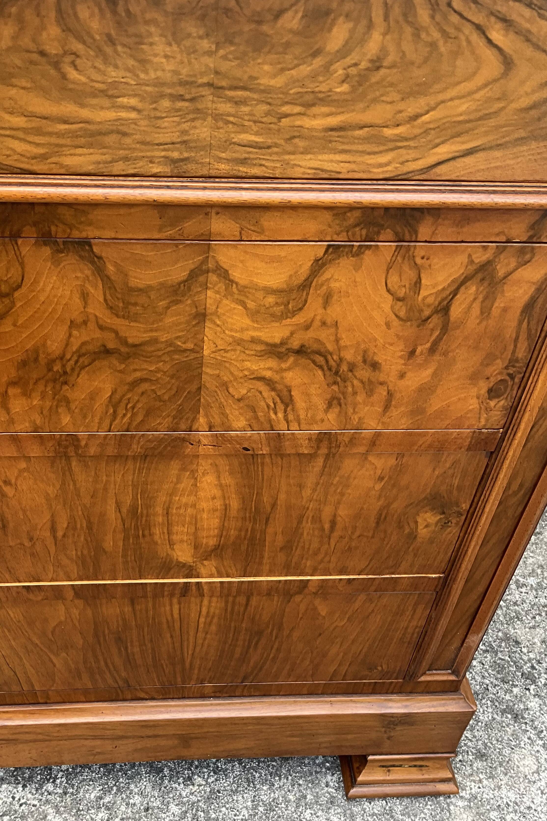 Louis-Philippe chest of drawers in burr walnut – Late 19th century