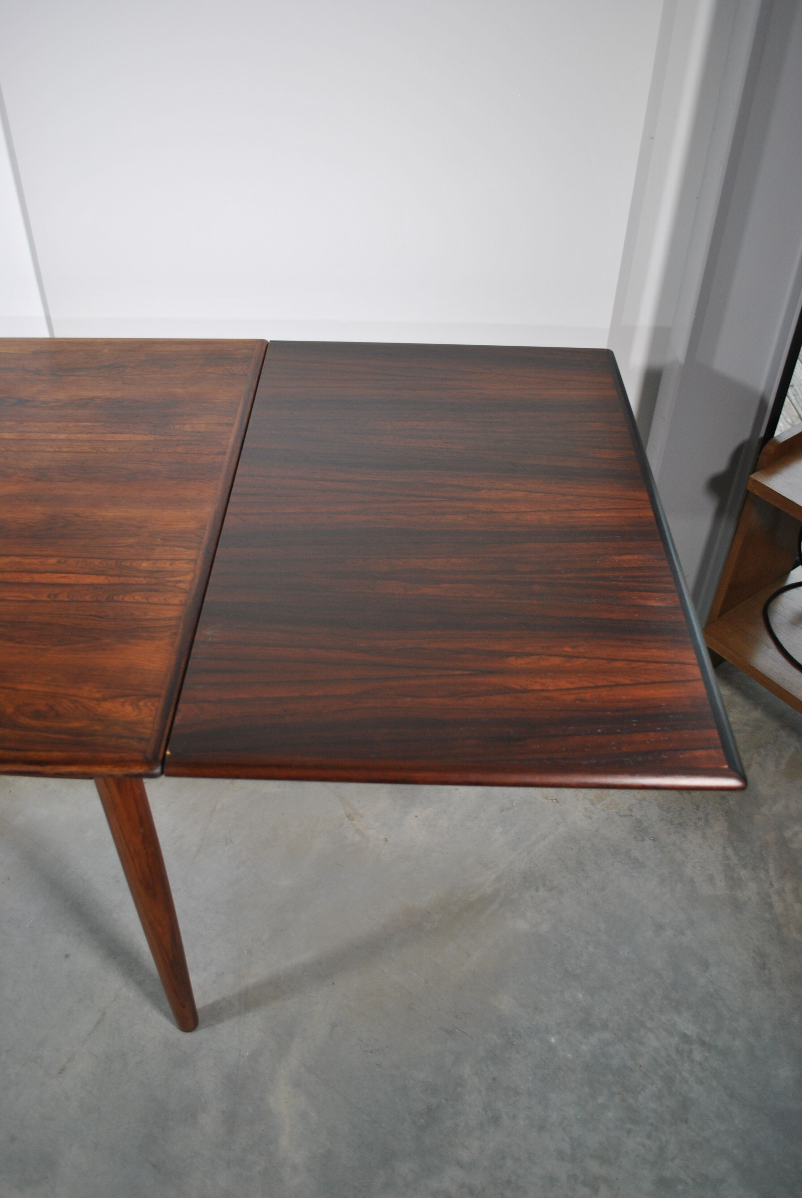 Extendable rosewood dining table year 60