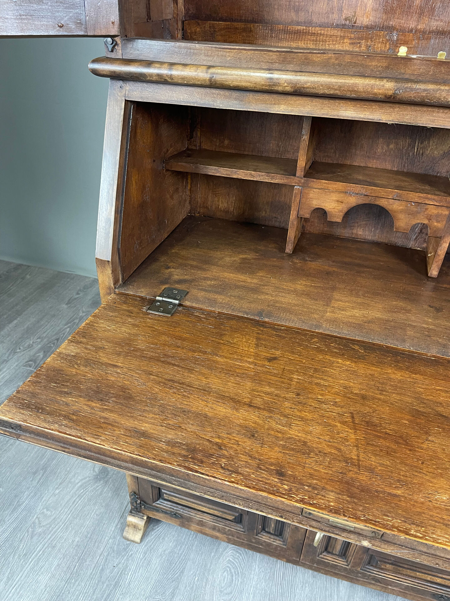 Bureau d'écriture en bois sculpté, style néo-Renaissance, fin du 19e siècle
