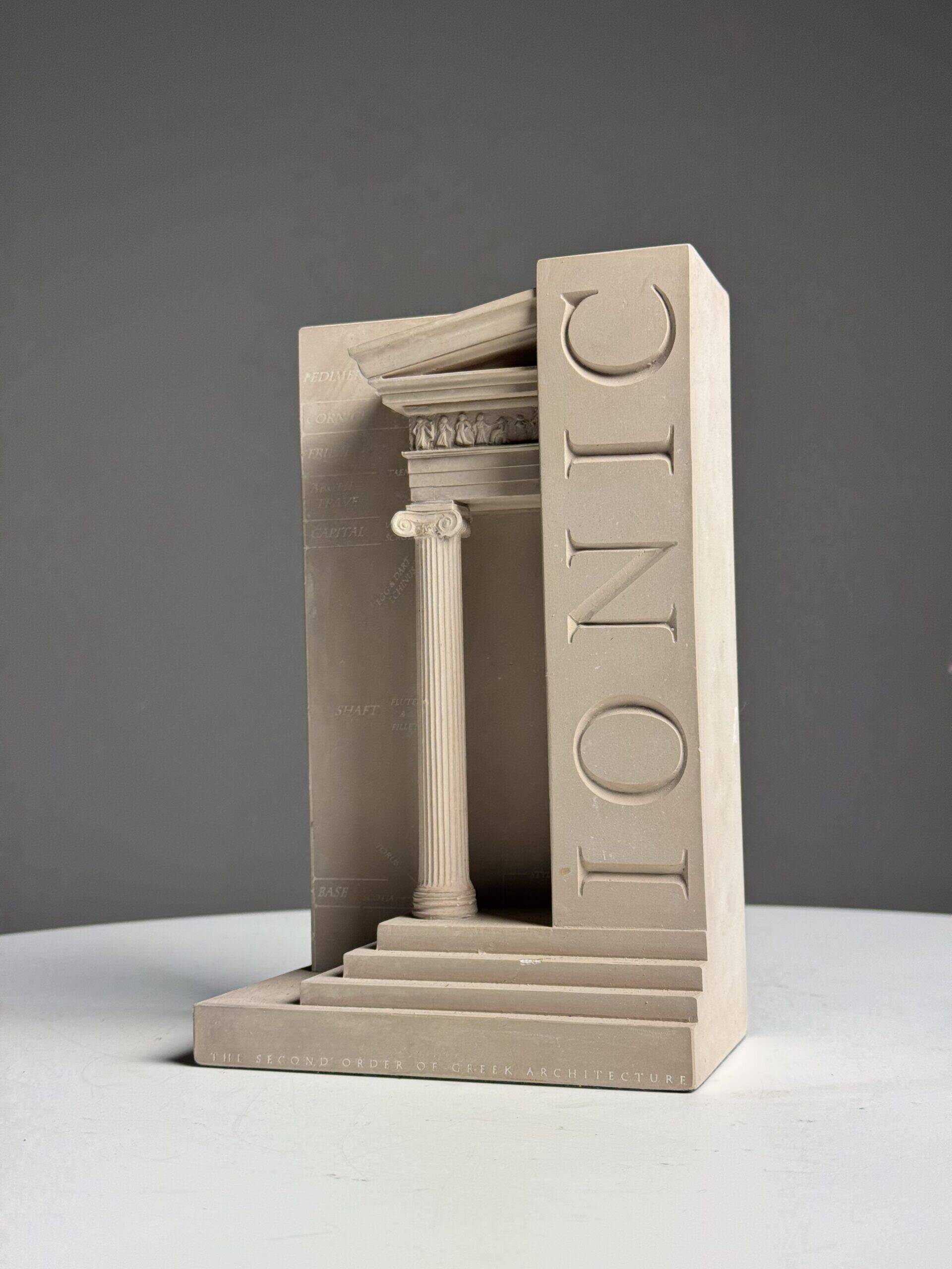 Set of ionic bookends