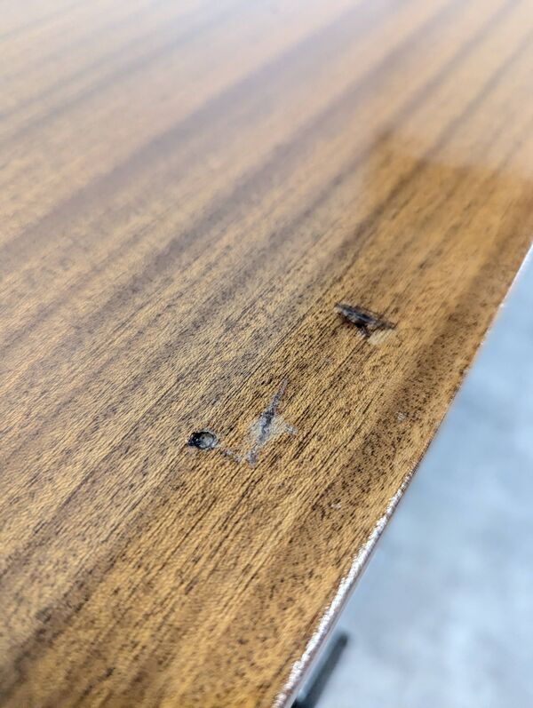 Bureau à caisson de Jacques Hitier édité par Charron