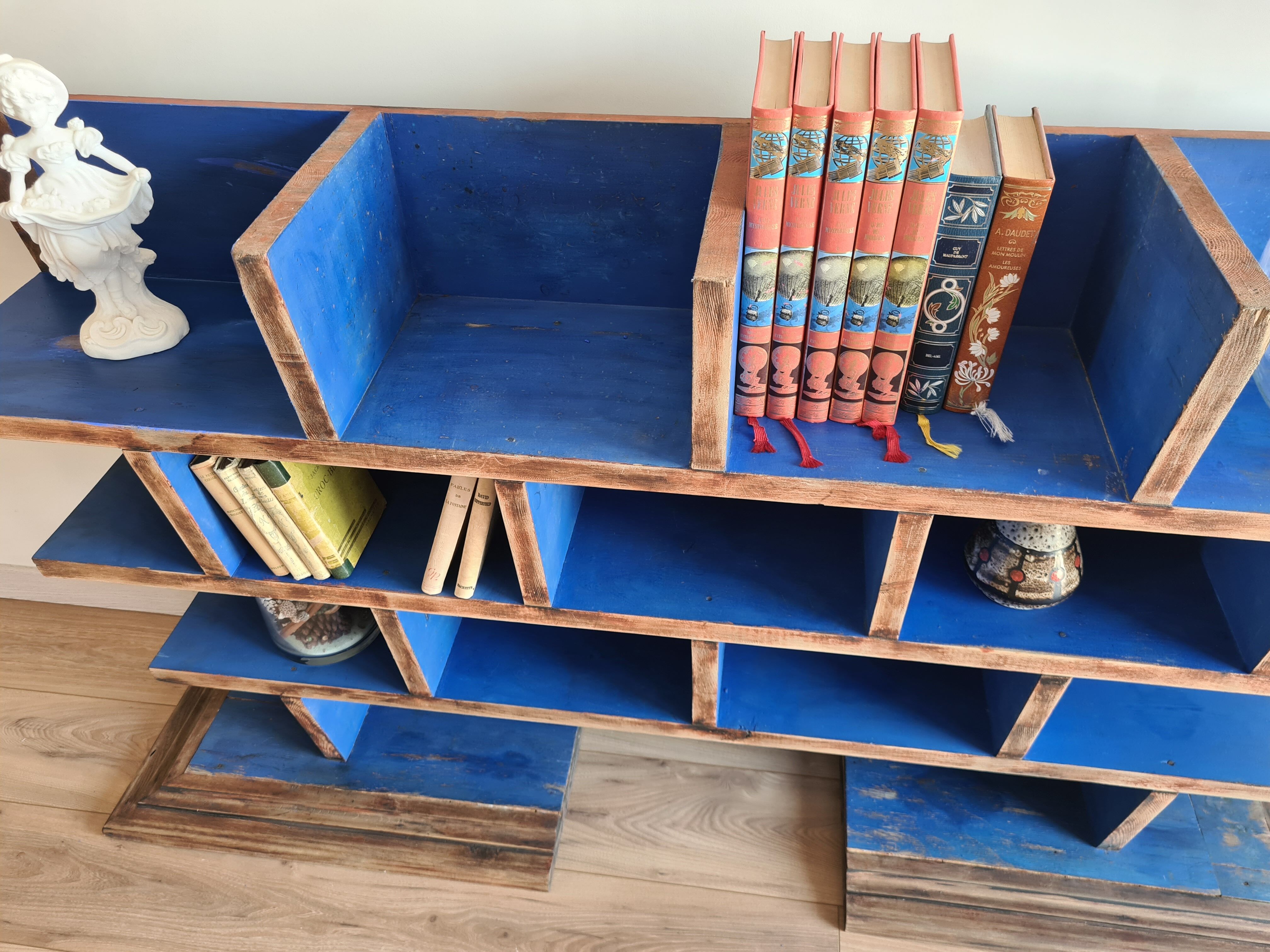 Trapezoidal shelf with solid wood art deco lockers