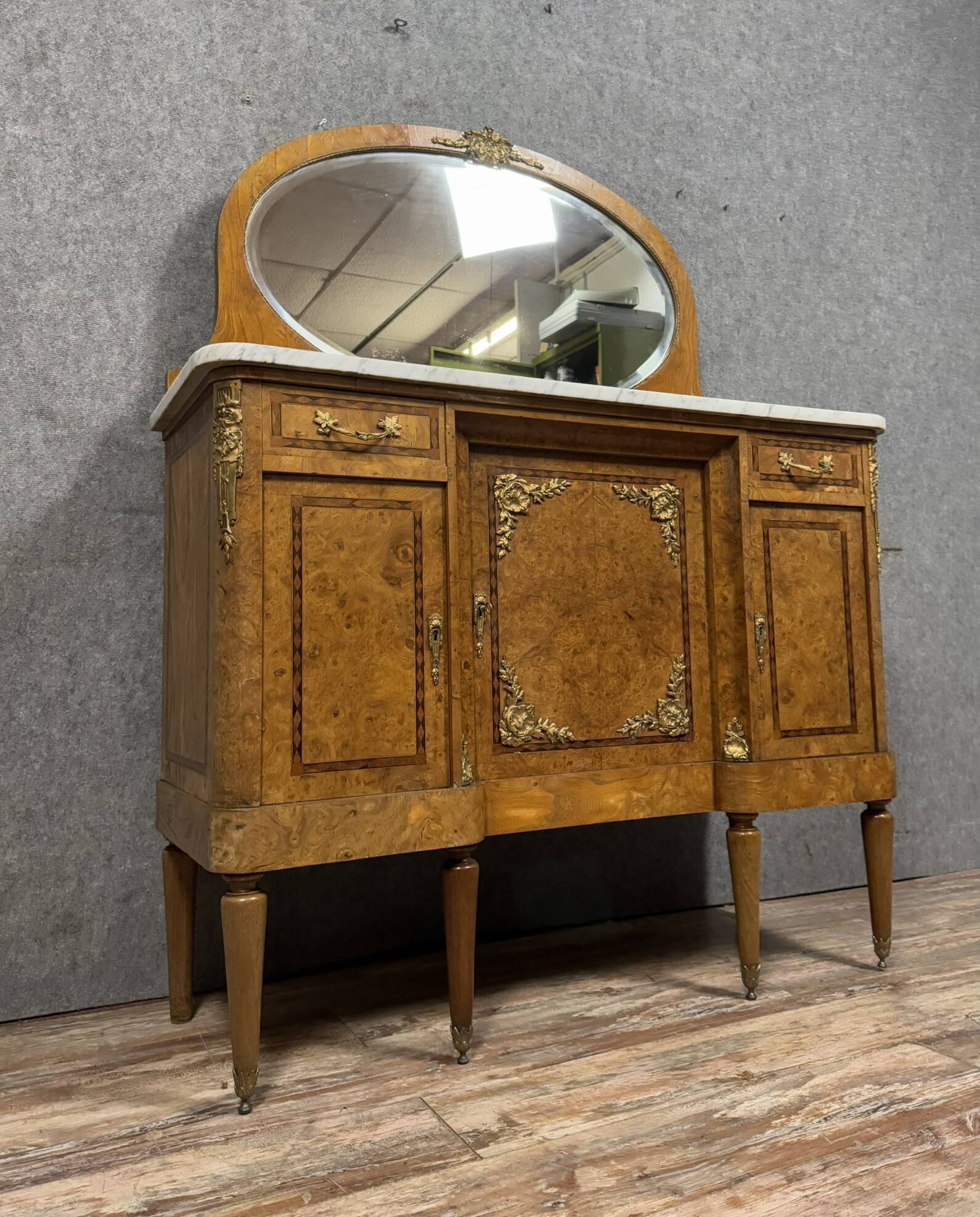 Buffet style Louis XVI en marqueterie vers 1880