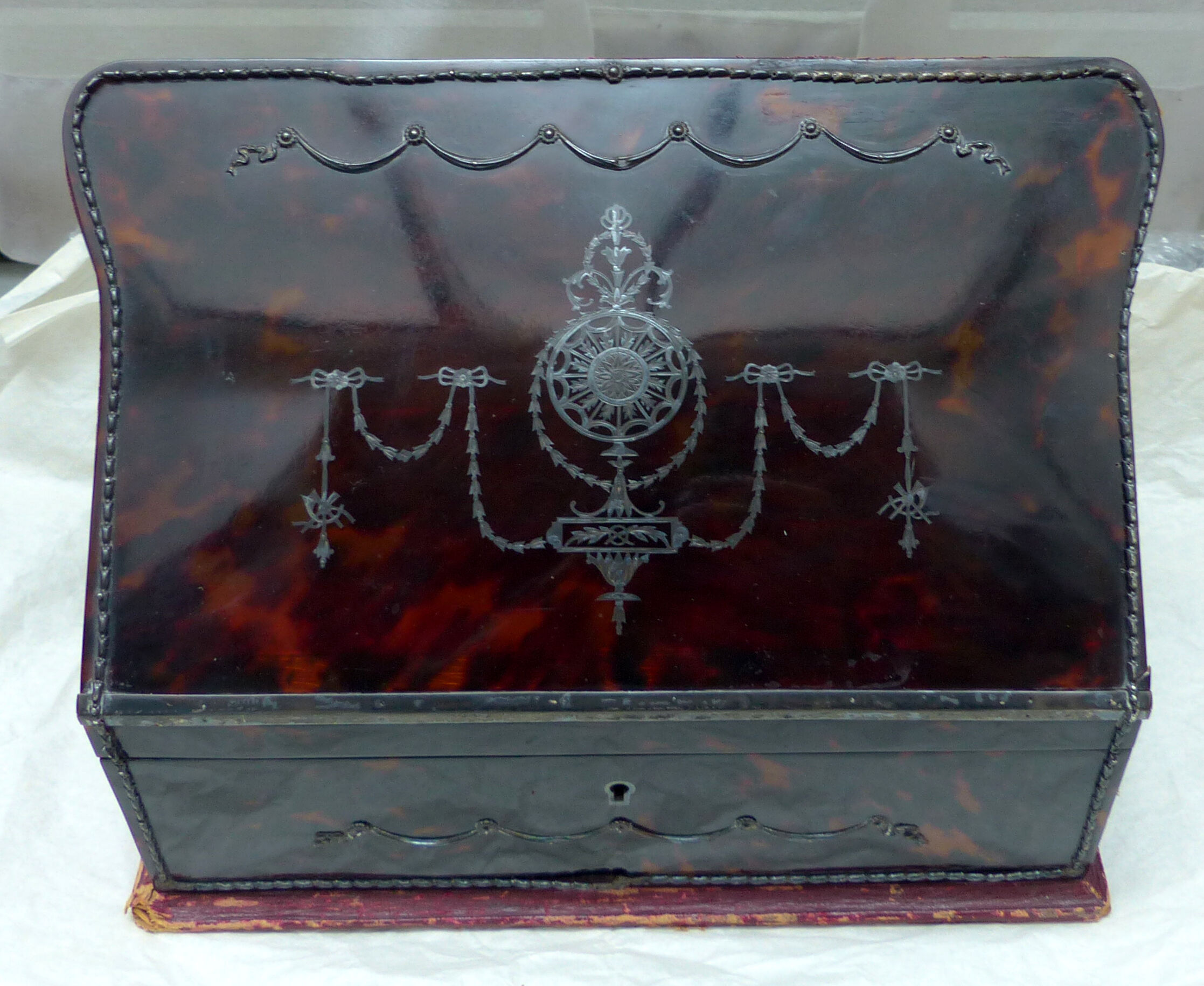 Silver and scale mail box