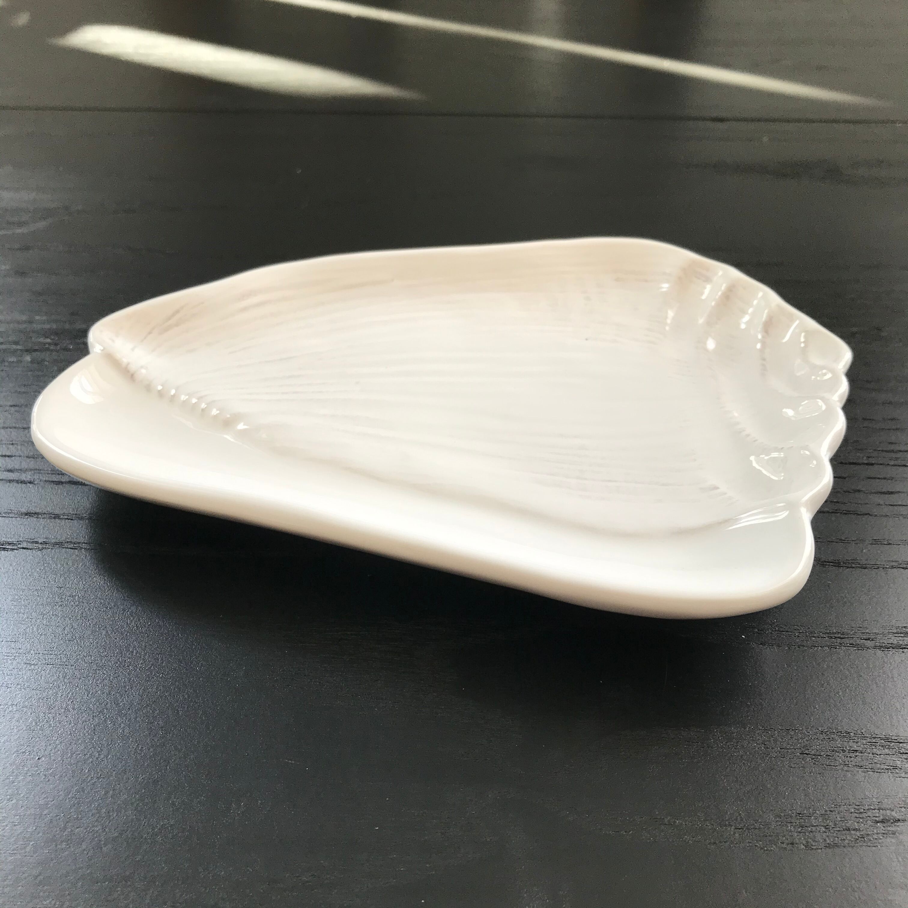 Shell-shaped catchall
