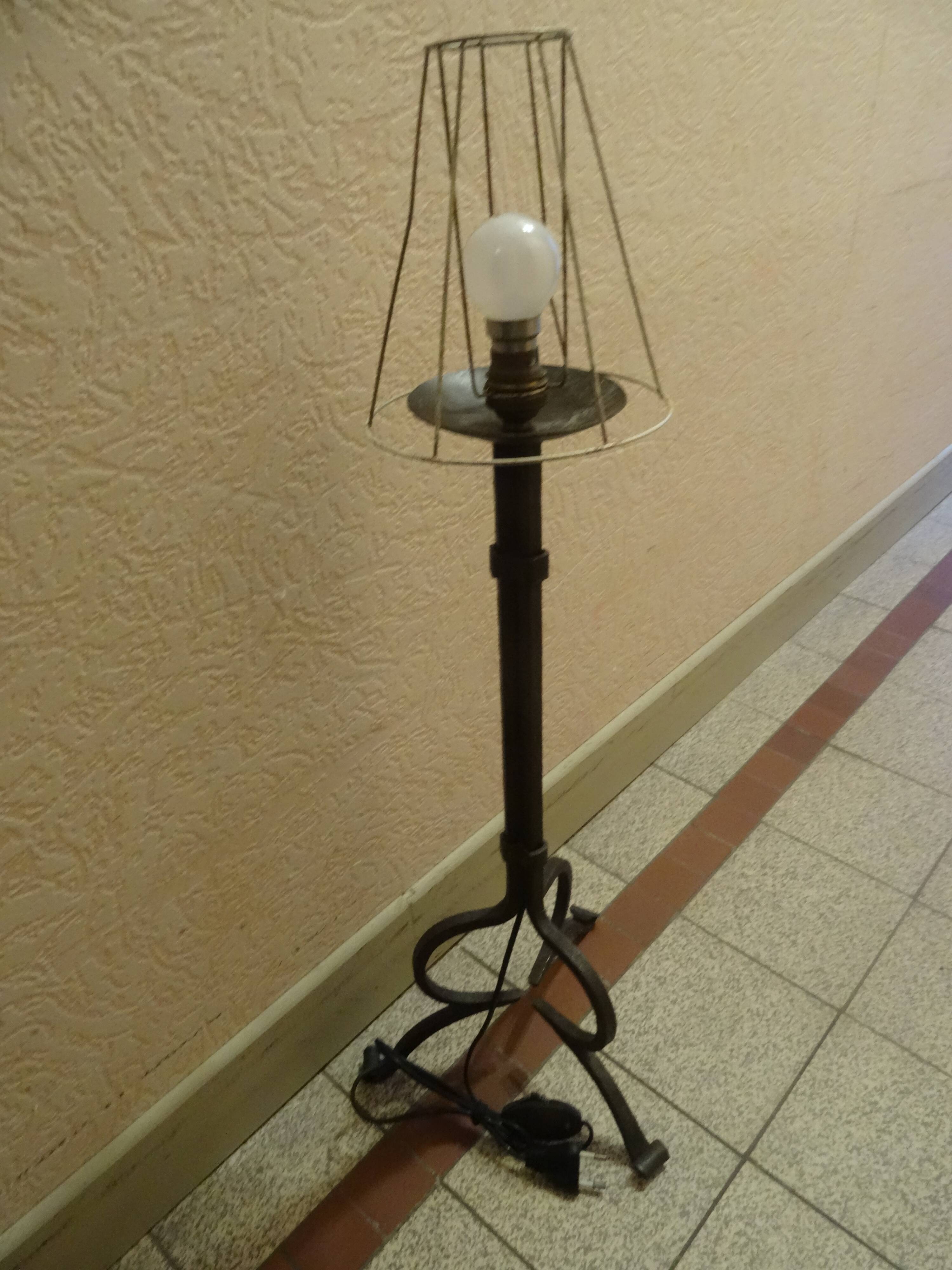 Pied de lampe en fer forgé