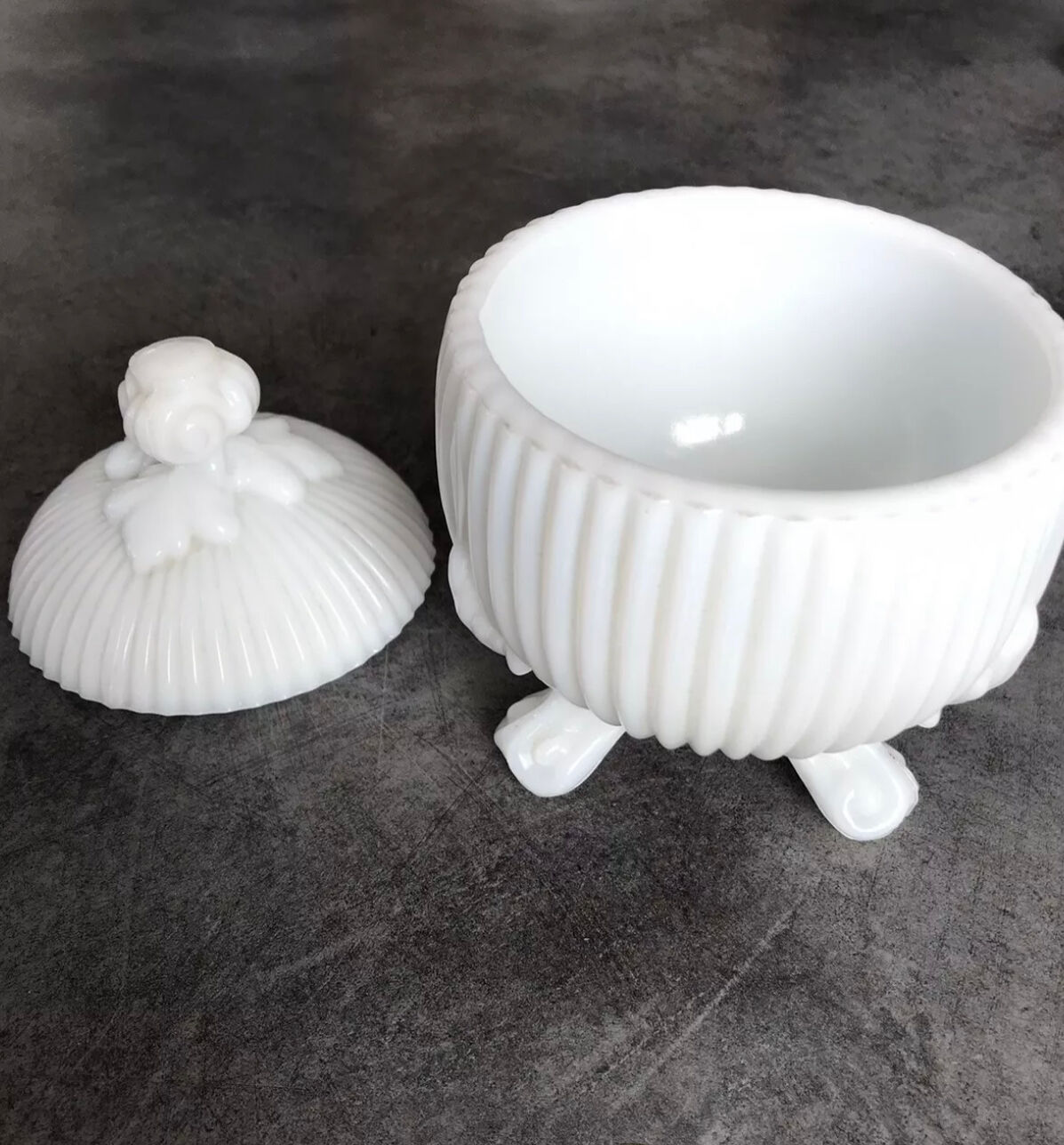 Bonbonnière in white opaline glass round tripodium shape