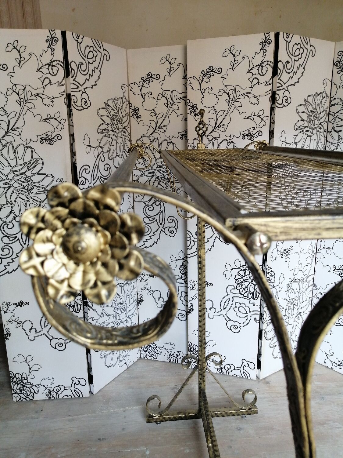 Clothes hanger in metal