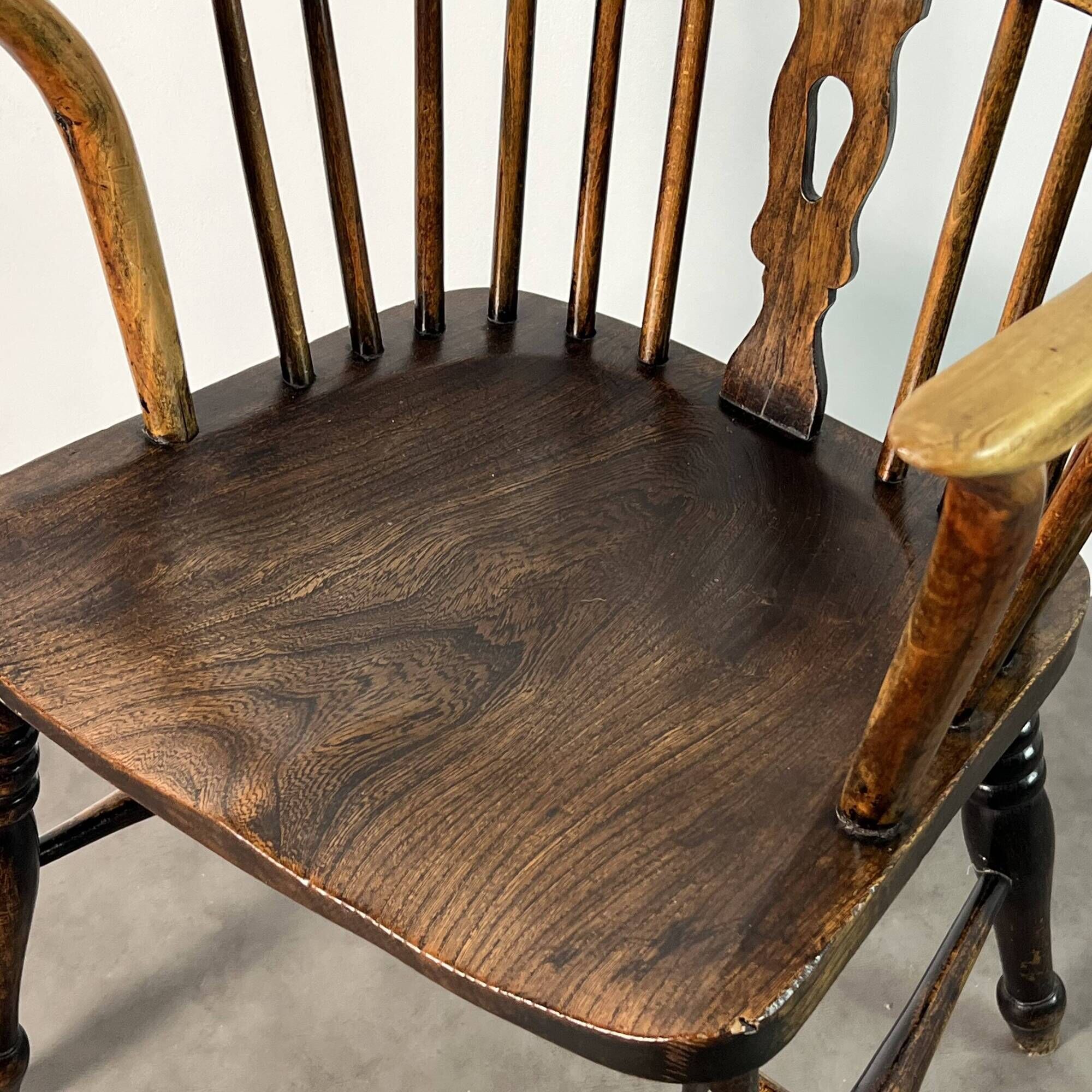 Chair, Windsor Low Back armchair in elm, England, 19th century