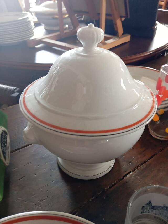 Very rare complete table service of 40 pieces – "Bistrot" model by Jacques Lobjoy for Auteuil porcelain, circa 1970.