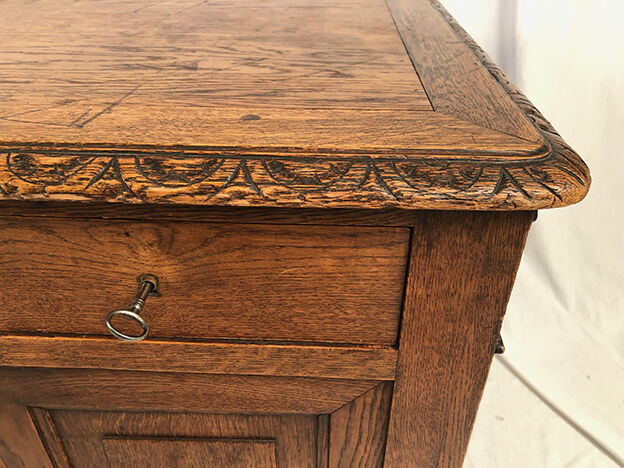Bureau ministre en chêne richement sculpté, circa 1880