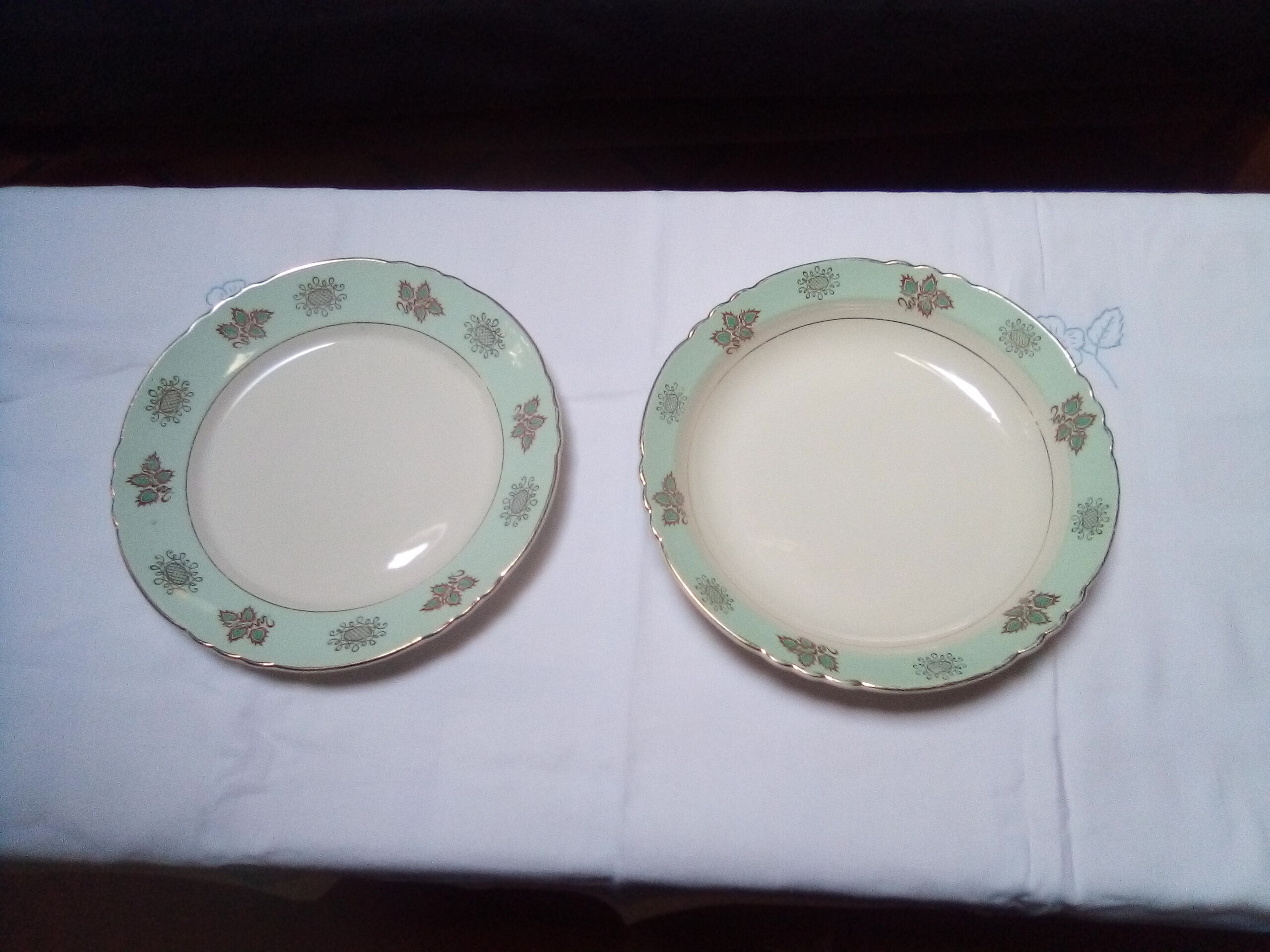 Lot of 2 old dishes Mill of Wolves