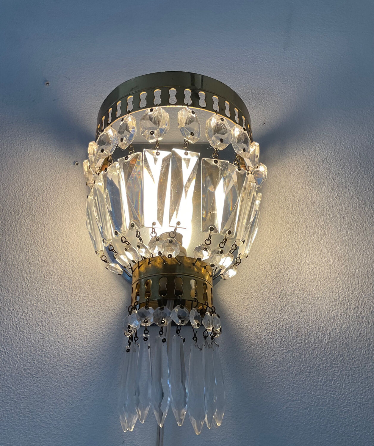 Hot air balloon wall lamp with tassels