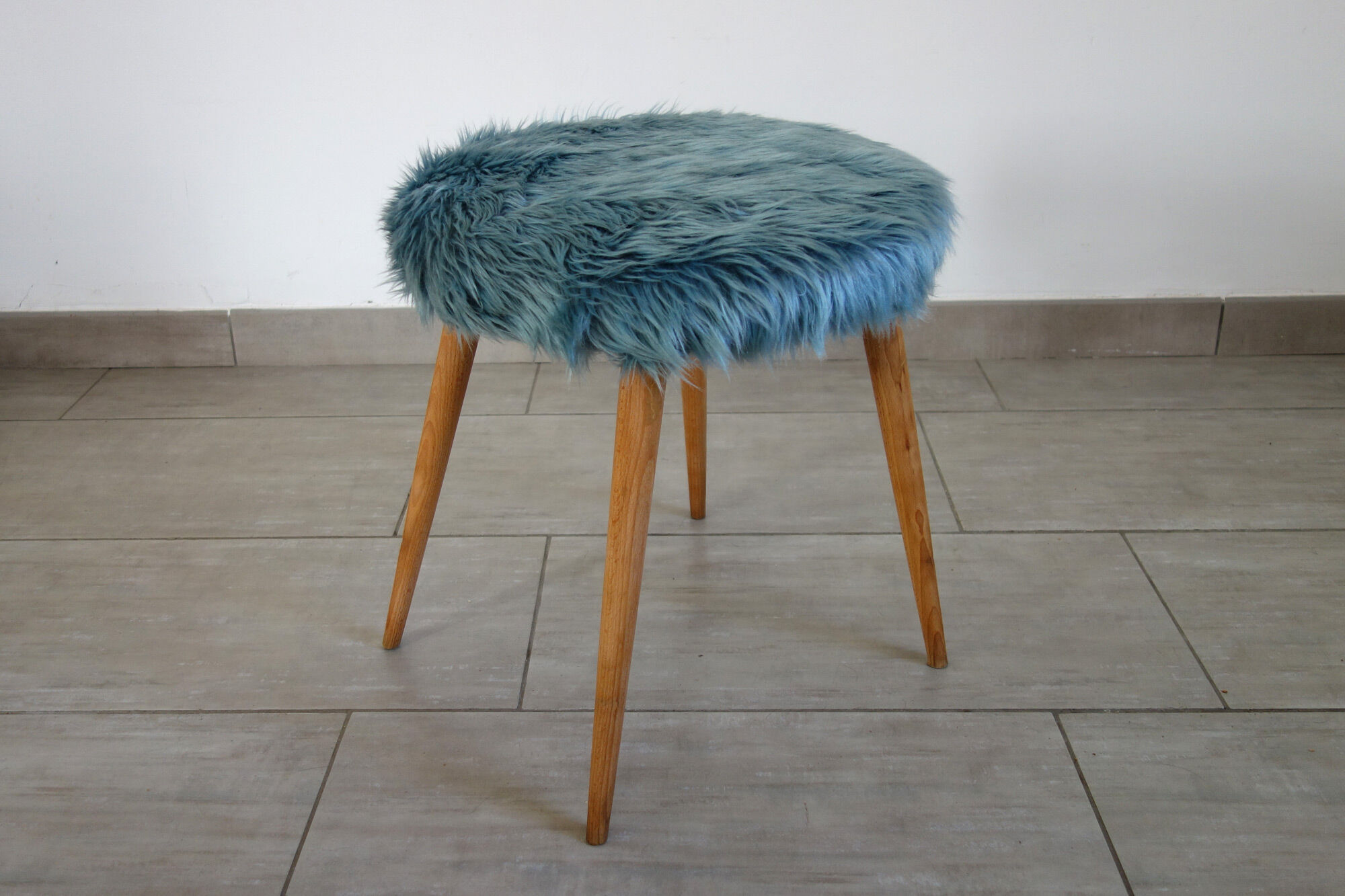 Tabouret moumoute bleue, années 60