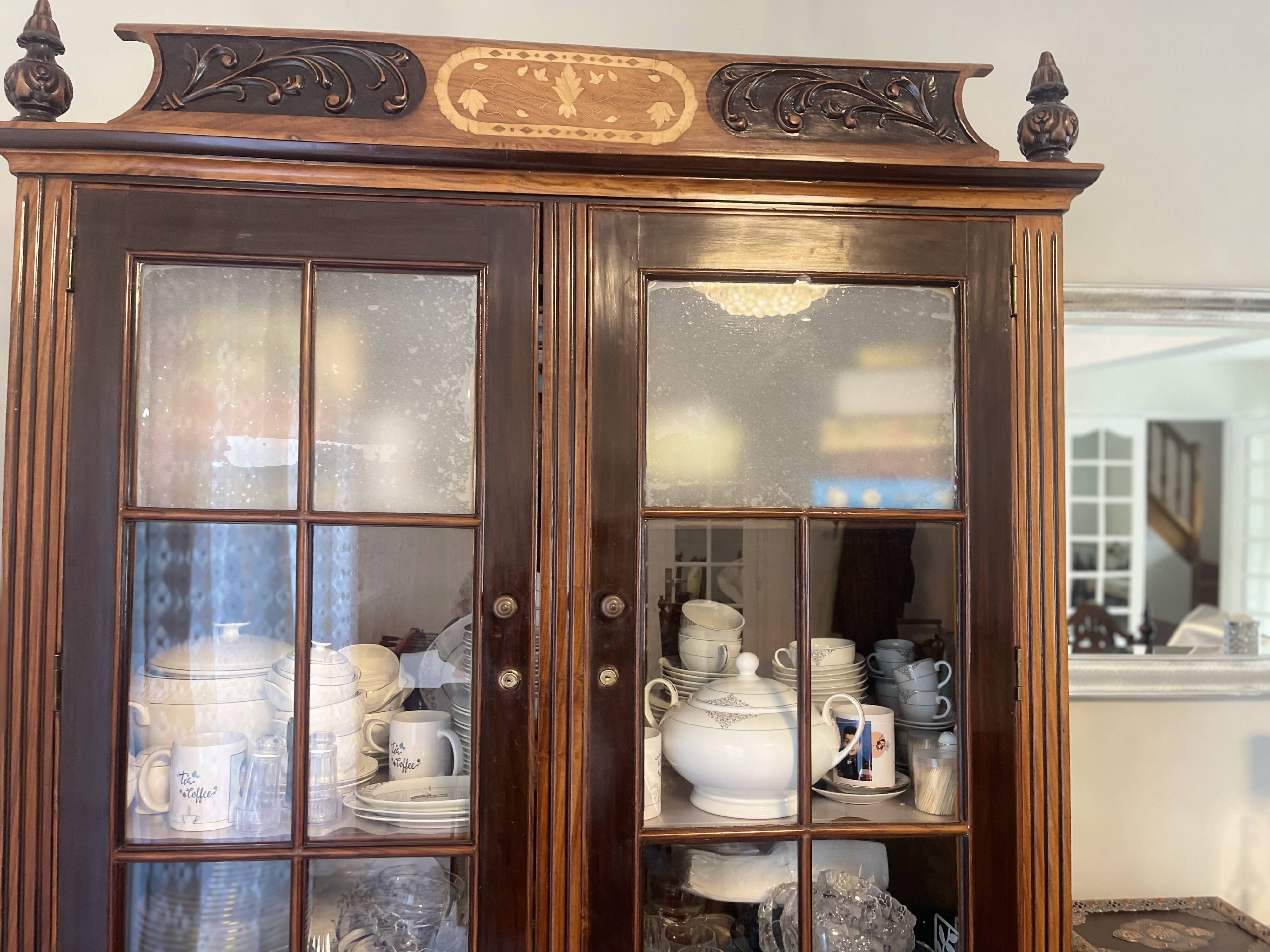 Vitrine ancienne en bois sculpté avec portes vitrées - Style classique - Ch