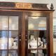 Vitrine ancienne en bois sculpté avec portes vitrées - Style classique - Ch