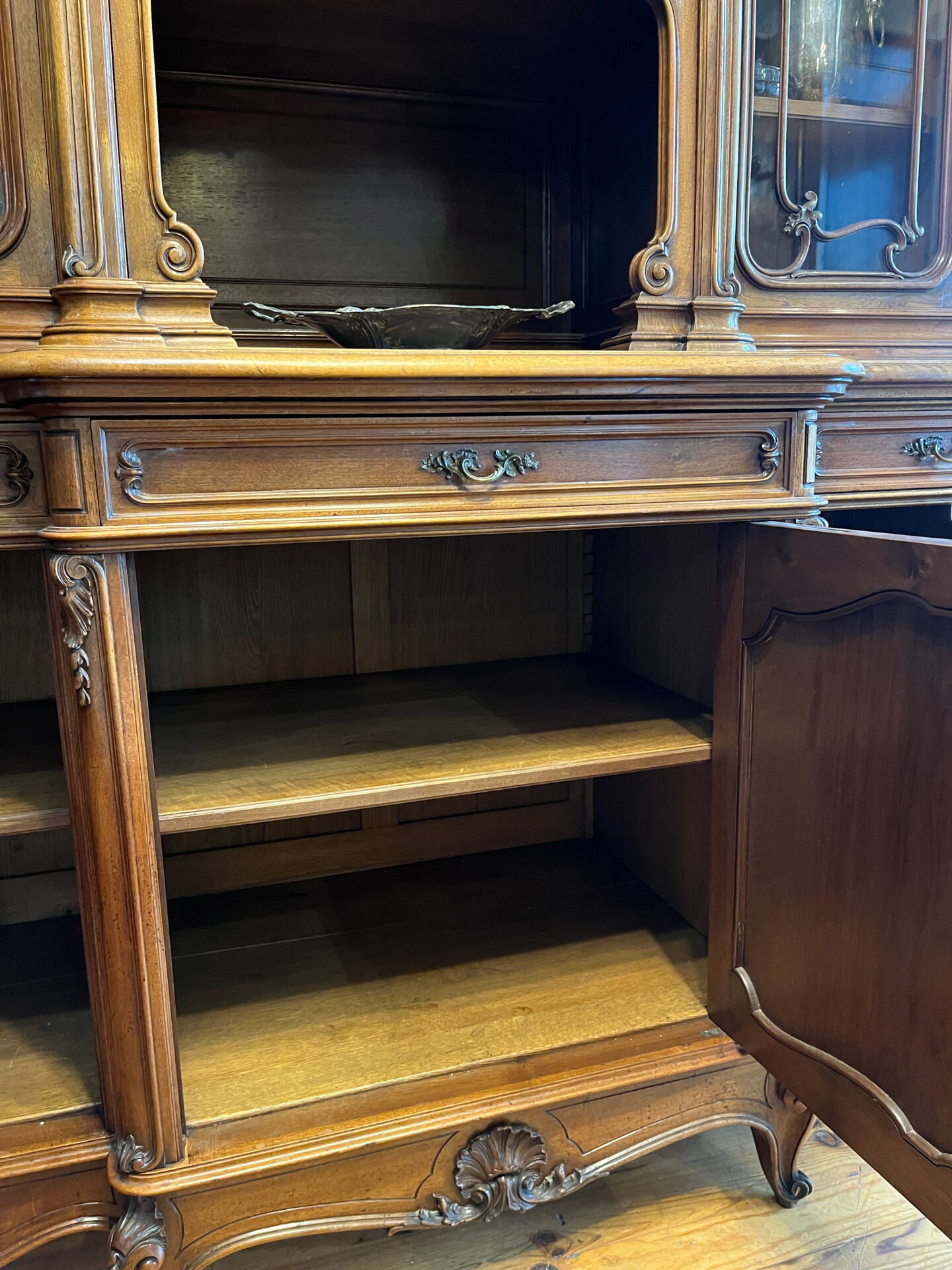 Buffet Noyer de style Louis XV