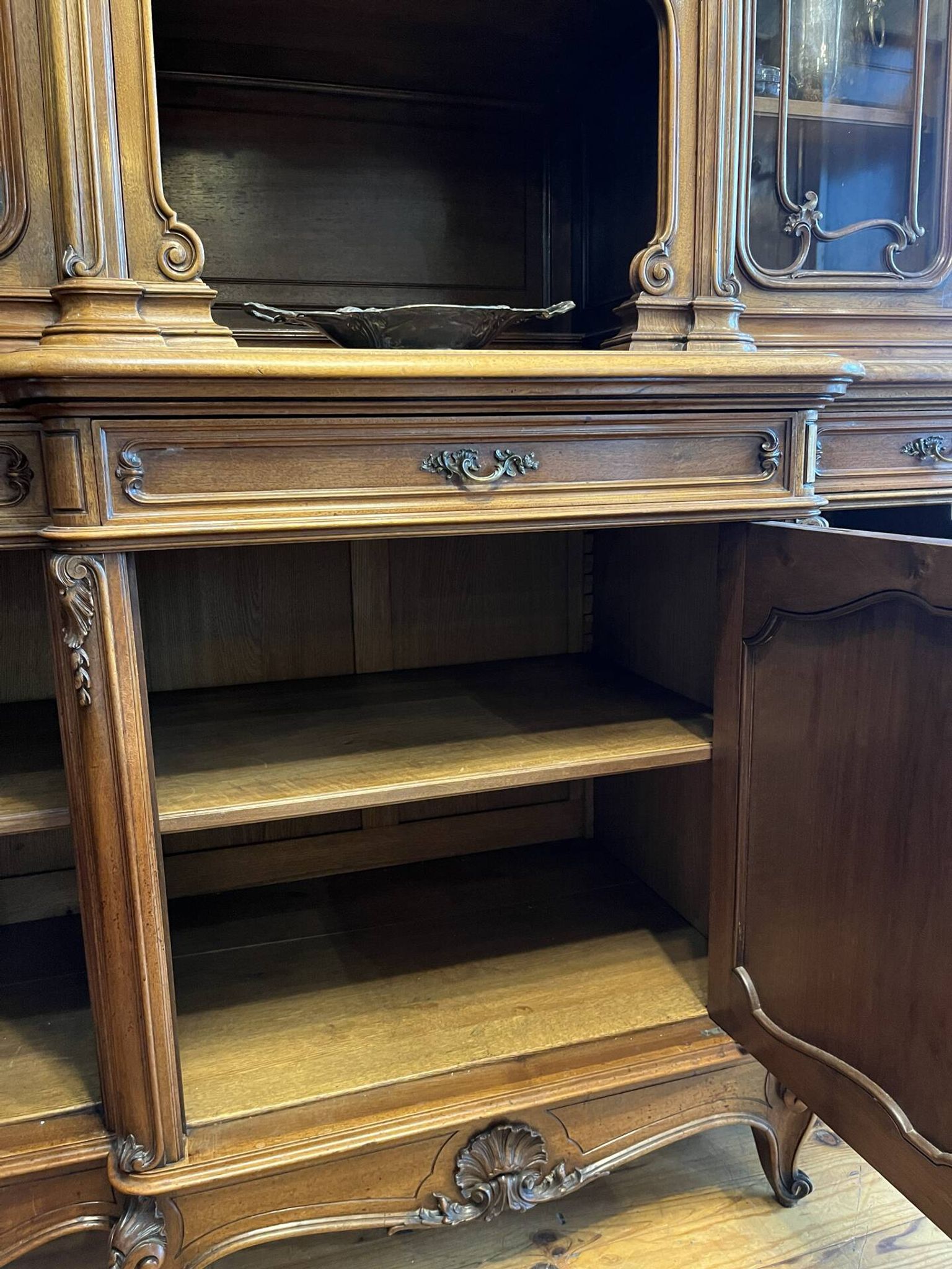 Buffet Noyer de style Louis XV