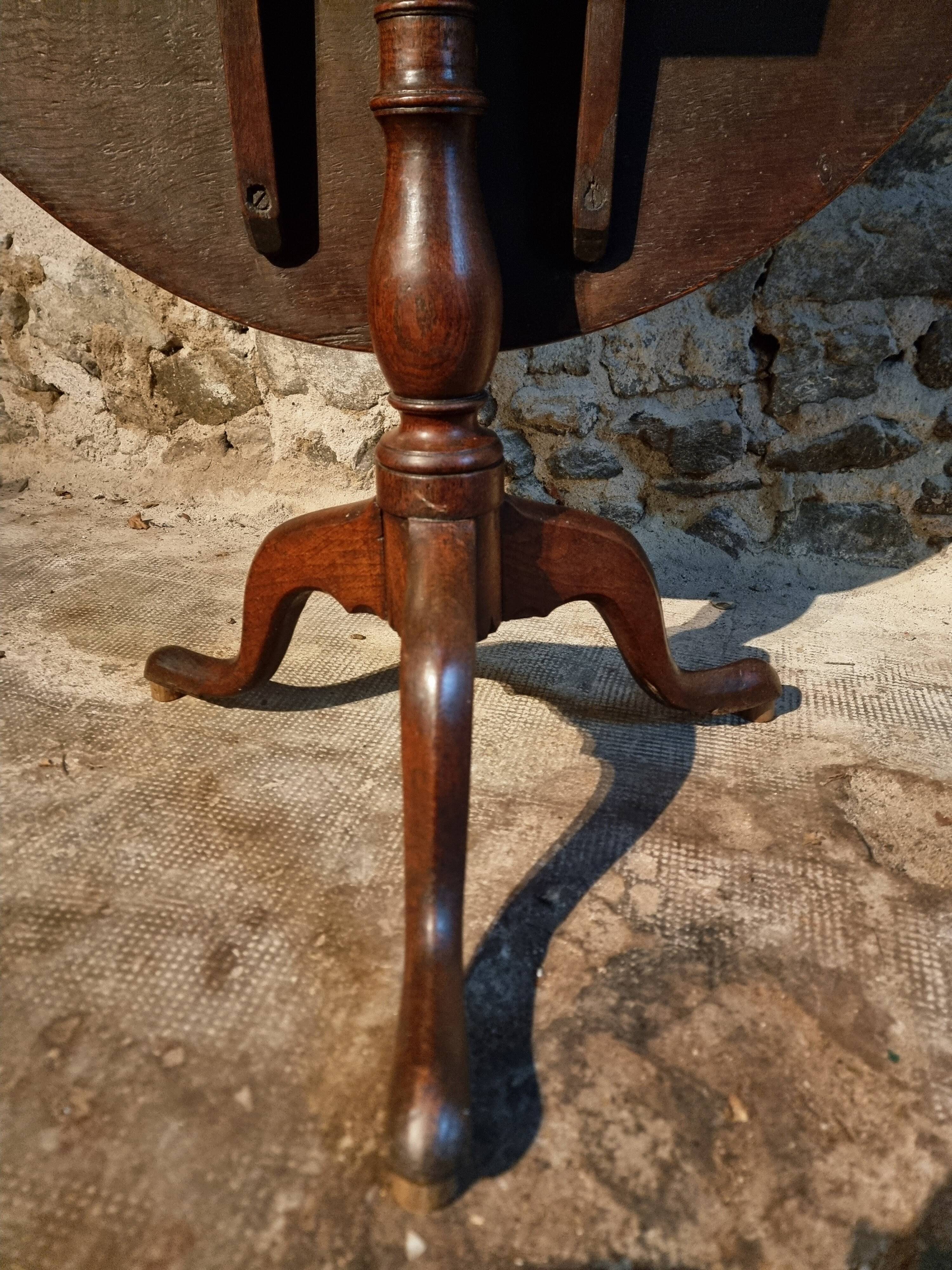 Antique Georgian tilt-top oak table from around 1800 – Round tripod side table 80 cm