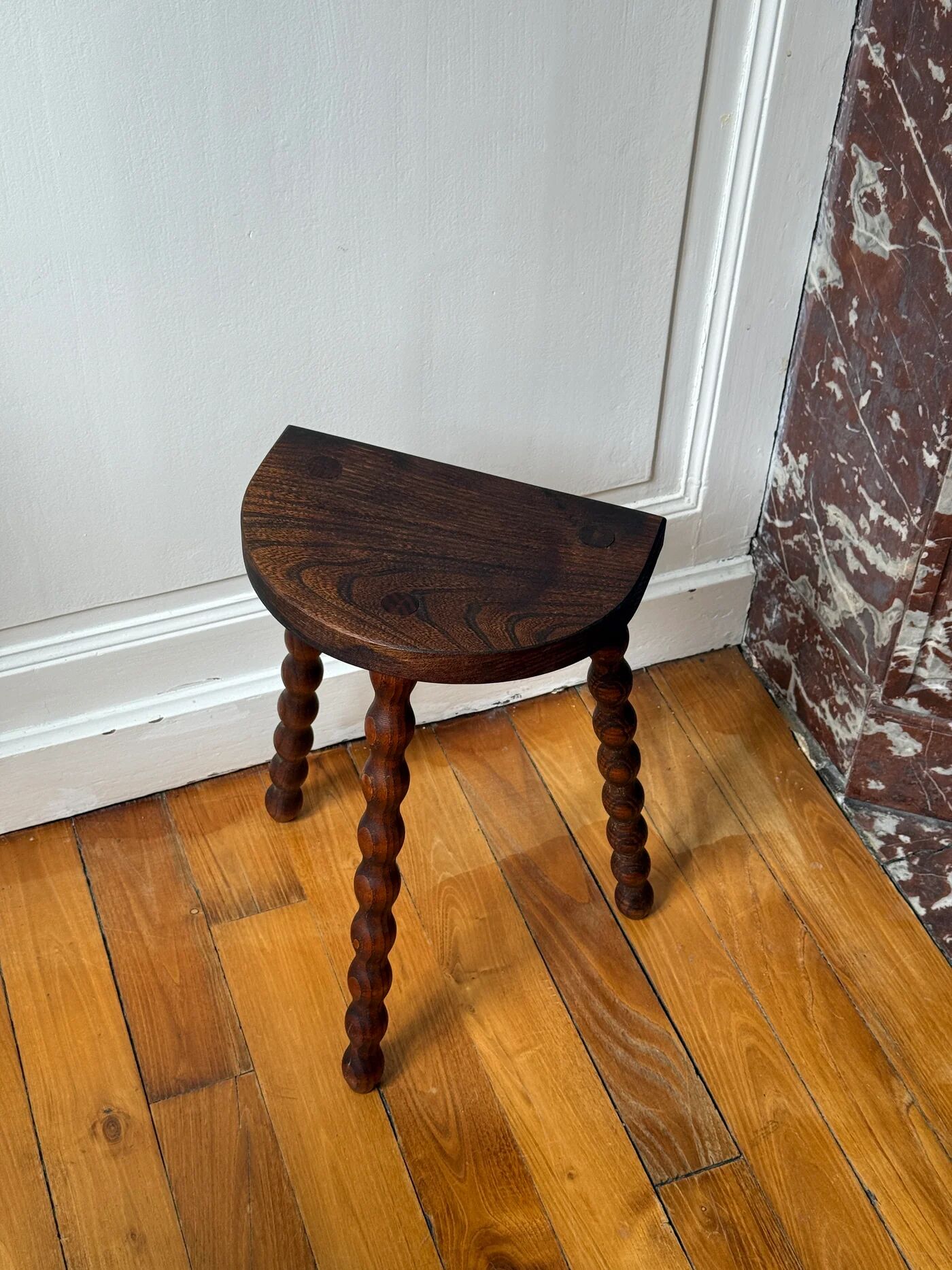 Tabouret tripode en bois tourné